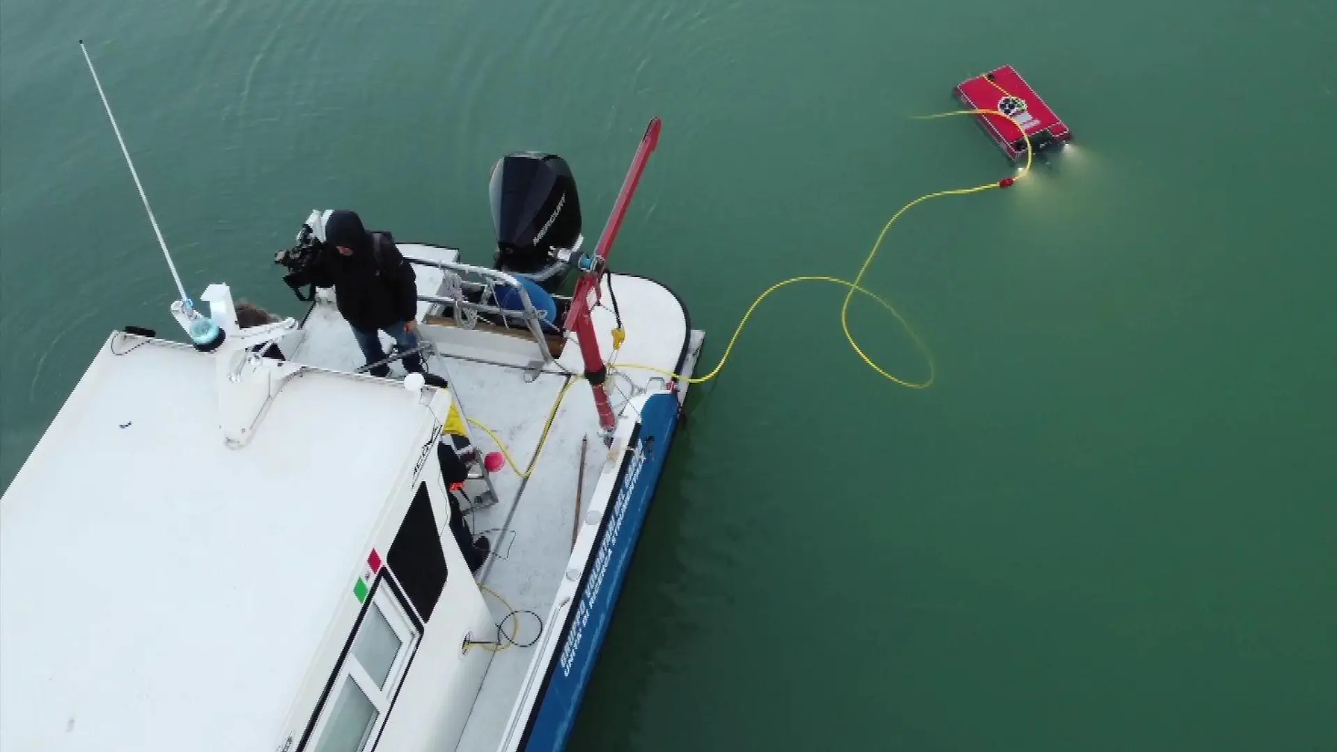 Ein Boot lässt ein Unterwasser-Suchroboter ins Wasser.