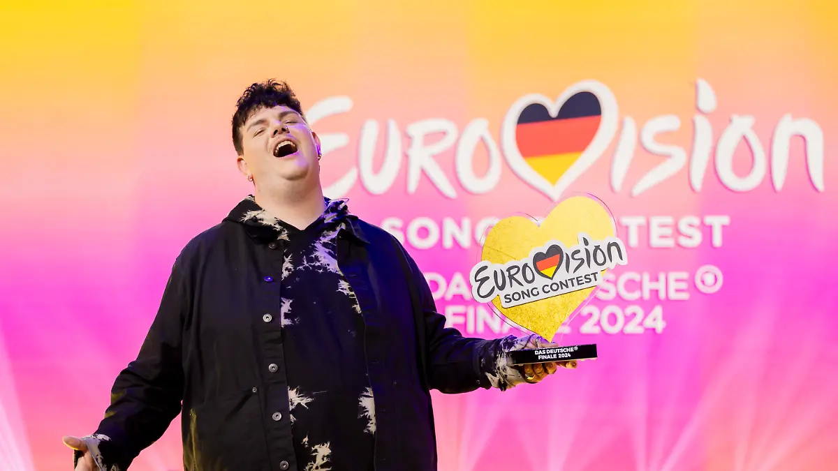 ARCHIV - 17.02.2024, Berlin: Isaak, Gewinner des deutschen ESC-Vorentscheids, steht am Ende des Eurovision Song Contest - Das deutsche Finale 2024 auf der Bühne. (zu dpa: «Album mit 37 Liedern für Eurovision Song Contest da - Videos abrufbar») Foto: Christoph Soeder/dpa +++ dpa-Bildfunk +++