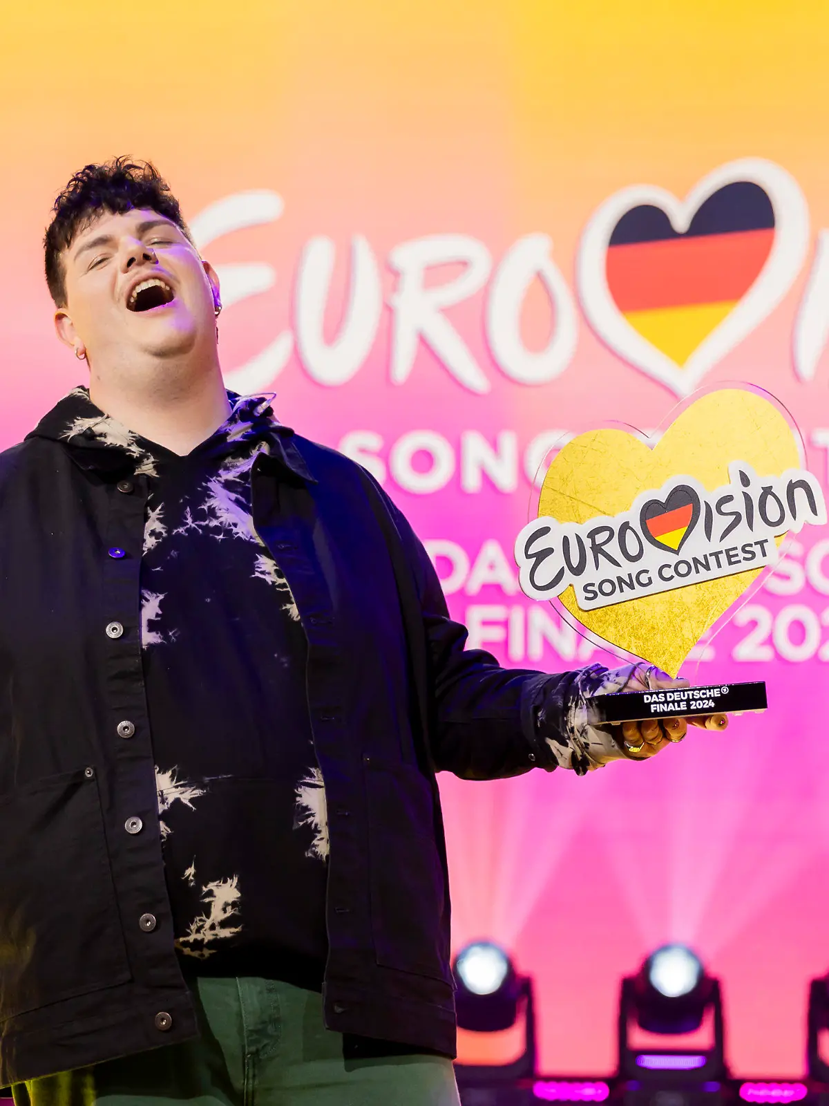 ARCHIV - 17.02.2024, Berlin: Isaak, Gewinner des deutschen ESC-Vorentscheids, steht am Ende des Eurovision Song Contest - Das deutsche Finale 2024 auf der Bühne.  (zu dpa: «Album mit 37 Liedern für Eurovision Song Contest da - Videos abrufbar») Foto: Christoph Soeder/dpa +++ dpa-Bildfunk +++