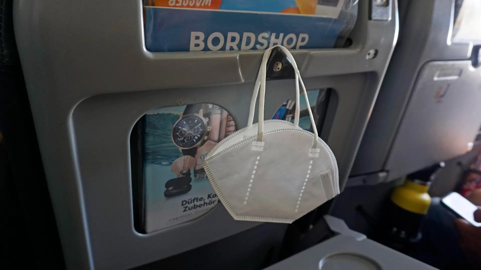 20.07.2021, Reisen und Fliegen in Zeiten der Corona-Pandemie, eine FFP2-Maske hängt an der Lehne eines Passagier-Flugzeuges. 20.07.2021, Urlaubsreisen Mallorca nach Corona 20.07.2021, Urlaubsreisen Mallorca nach Corona *** 20 07 2021, Traveling and flying in times of the Corona pandemic, a FFP2 mask hangs on the back of a passenger plane 20 07 2021, Vacation travel Mallorca to Corona 20 07 2021, Vacation travel Mallorca to Corona