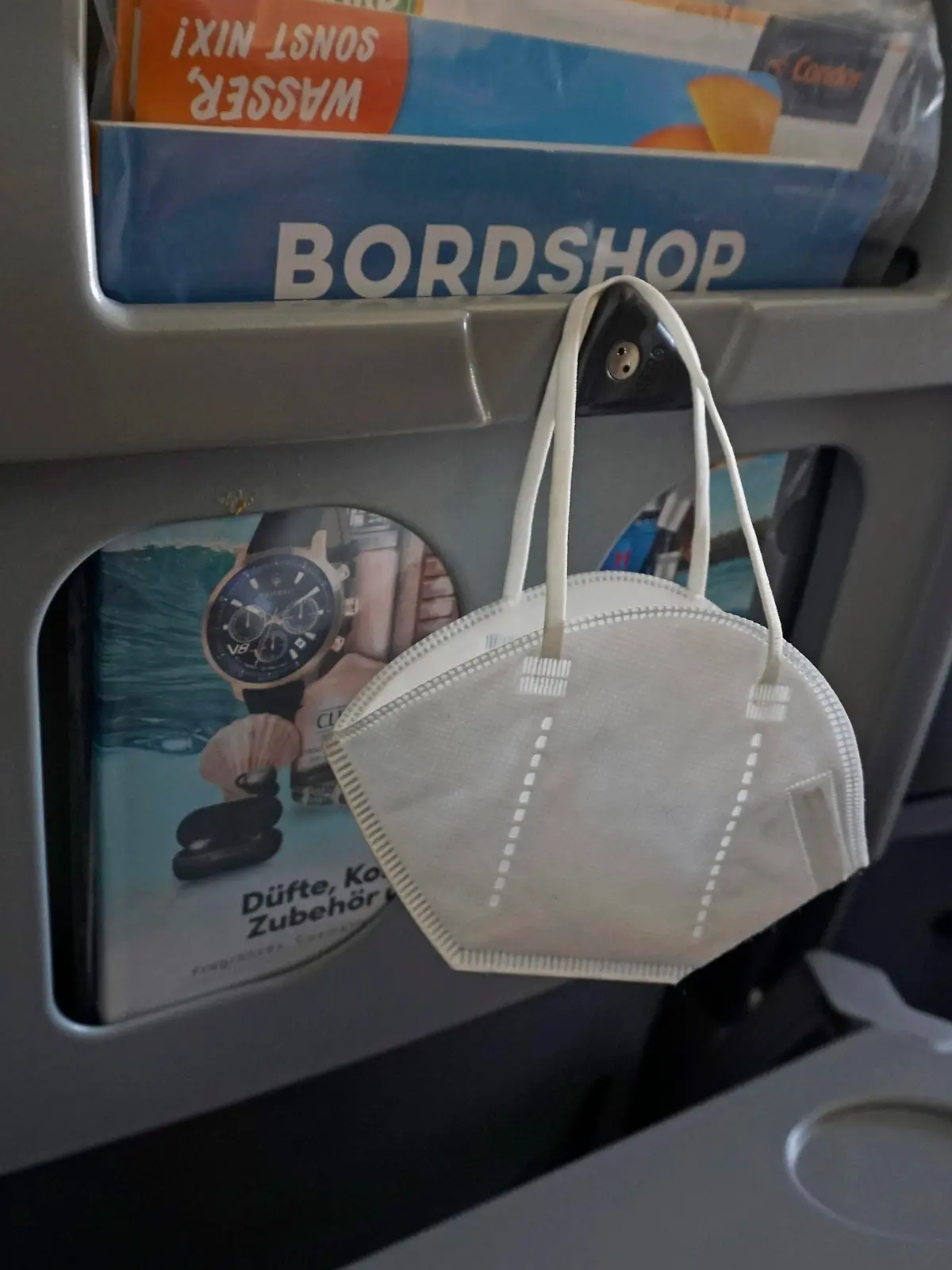 20.07.2021, Reisen und Fliegen in Zeiten der Corona-Pandemie, eine FFP2-Maske hängt an der Lehne eines Passagier-Flugzeuges. 20.07.2021, Urlaubsreisen Mallorca nach Corona 20.07.2021, Urlaubsreisen Mallorca nach Corona *** 20 07 2021, Traveling and flying in times of the Corona pandemic, a FFP2 mask hangs on the back of a passenger plane 20 07 2021, Vacation travel Mallorca to Corona 20 07 2021, Vacation travel Mallorca to Corona 