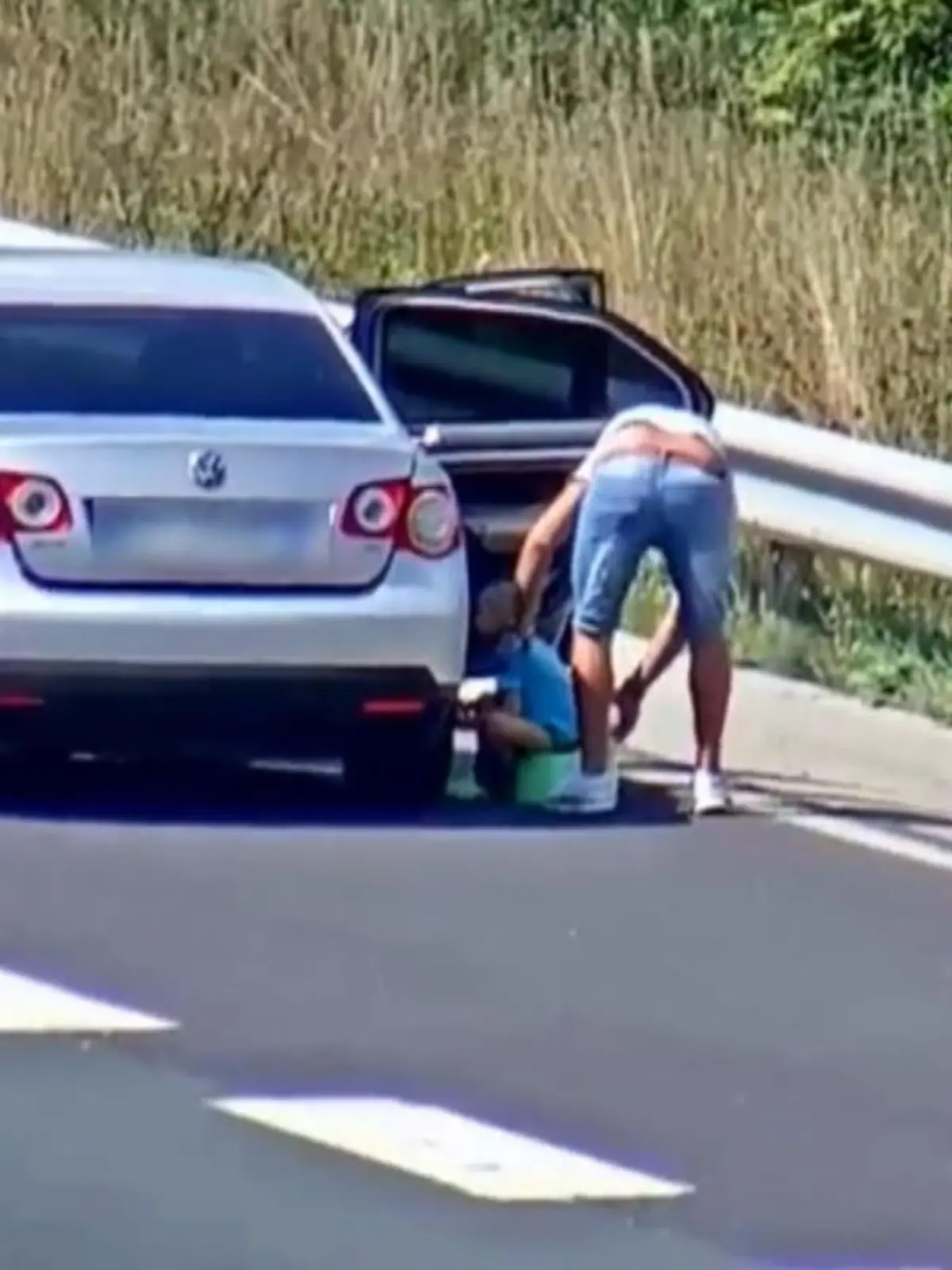 Zum Glück ist hier nichts weiter passiert! Ein Vater hat mit seinem VW direkt auf der Autobahn gehalten, um seinen Sohn ins Töpfchen machen zu lassen. Das hätte auch nach hinten losgehen können!