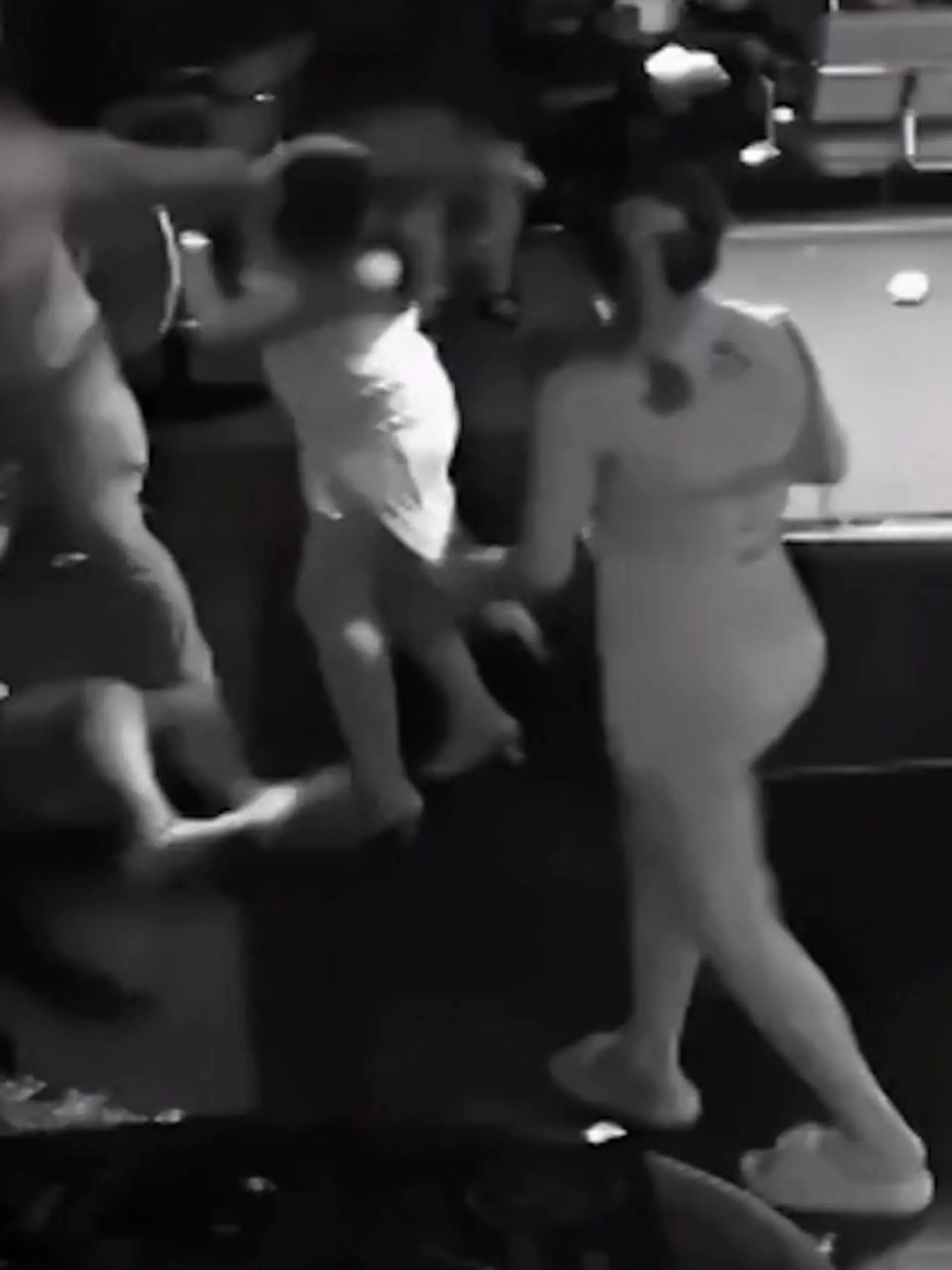 War die Rechnung etwa nicht korrekt? In Thailand rastet ein deutscher Tourist völlig aus. Angelblich ist die Rechnung zu hoch. Statt zu zahlen, schlägt er plötzlich zu! Die krassen Bilder seht ihr im Video.