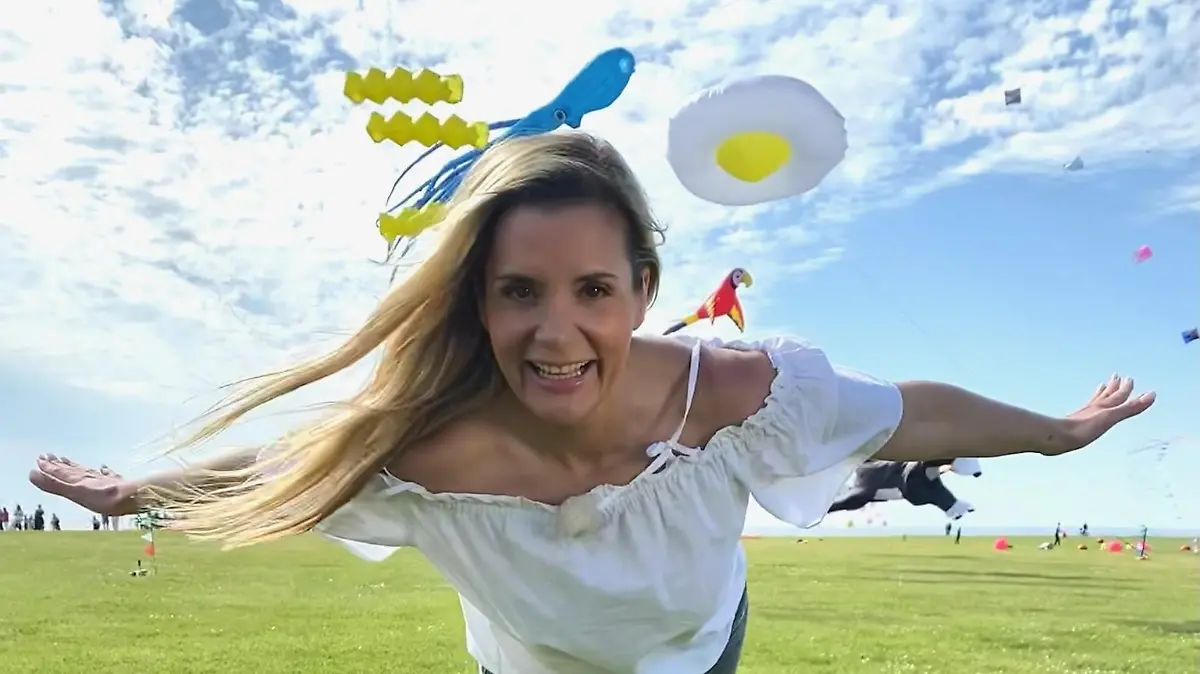Regionalreporterin Kim Friedrichs in Norden beim Drachen steigen lassen.