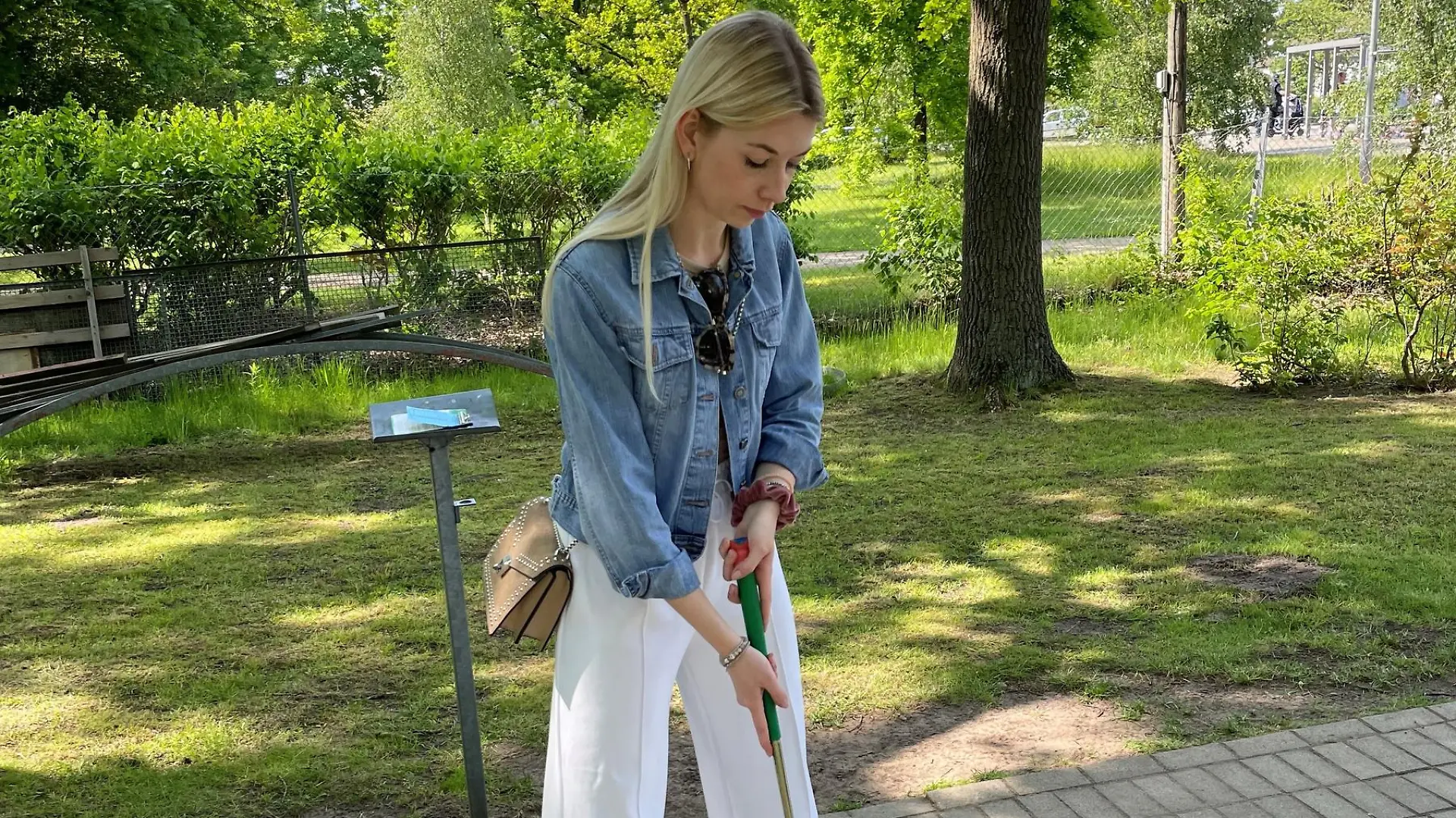 Jenny Kiel aus der RTL Nord Redaktion liebt im Frühling Minigolf am Silbersee in Langenhagen.