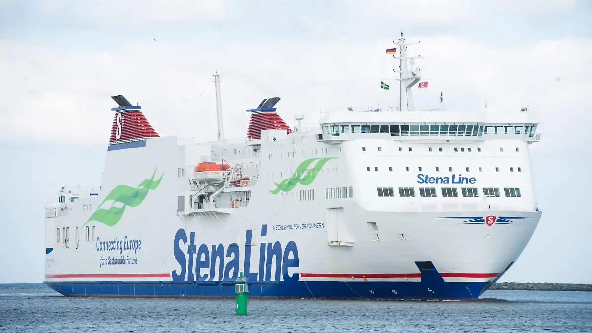 Die Fähre "Mecklenburg Vorpommern" der Reederei Stena Line passiert am 25.09.2017 Rostock-Warnmünde (Mecklenburg-Vorpommern). Das Eisenbahnfährschiff ist nach Angaben des Unternehmen das größte deutsche Fährschiff. Es bedient für die Reederei Stena Line gemeinsam mit dem Schwesterschiff "Skåne" die Linie nach Trelleborg in Schweden. Foto: Stefan Sauer/dpa-Zentralbild/ZB +++(c) ZB-FUNKREGIO OST - Honorarfrei nur für Bezieher des ZB-Regiodienstes+++