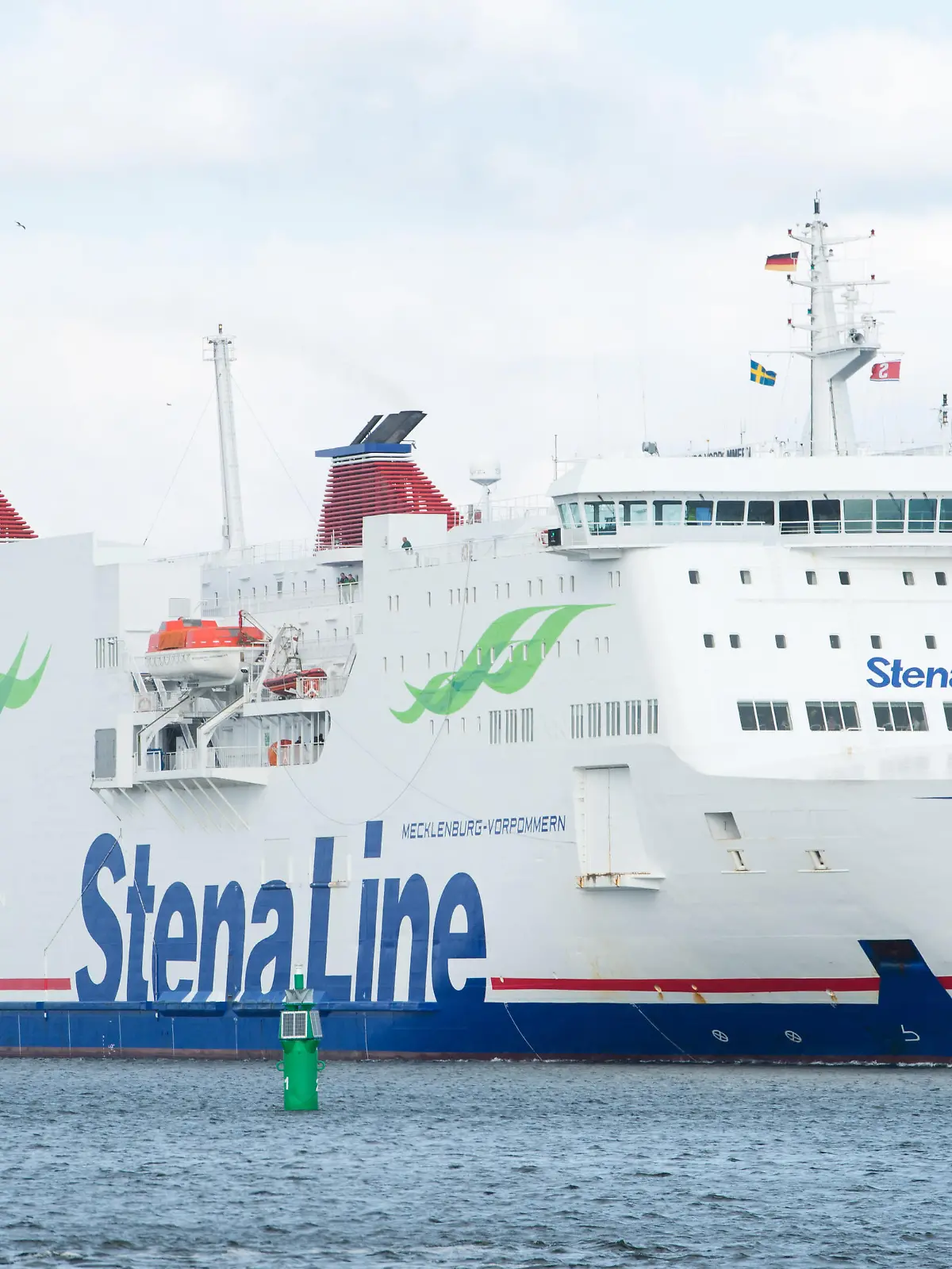Die Fähre "Mecklenburg Vorpommern" der Reederei Stena Line passiert am 25.09.2017 Rostock-Warnmünde (Mecklenburg-Vorpommern). Das Eisenbahnfährschiff ist nach Angaben des Unternehmen das größte deutsche Fährschiff. Es bedient für die Reederei Stena Line gemeinsam mit dem Schwesterschiff "Skåne" die Linie nach Trelleborg in Schweden. Foto: Stefan Sauer/dpa-Zentralbild/ZB +++(c) ZB-FUNKREGIO OST - Honorarfrei nur für Bezieher des ZB-Regiodienstes+++