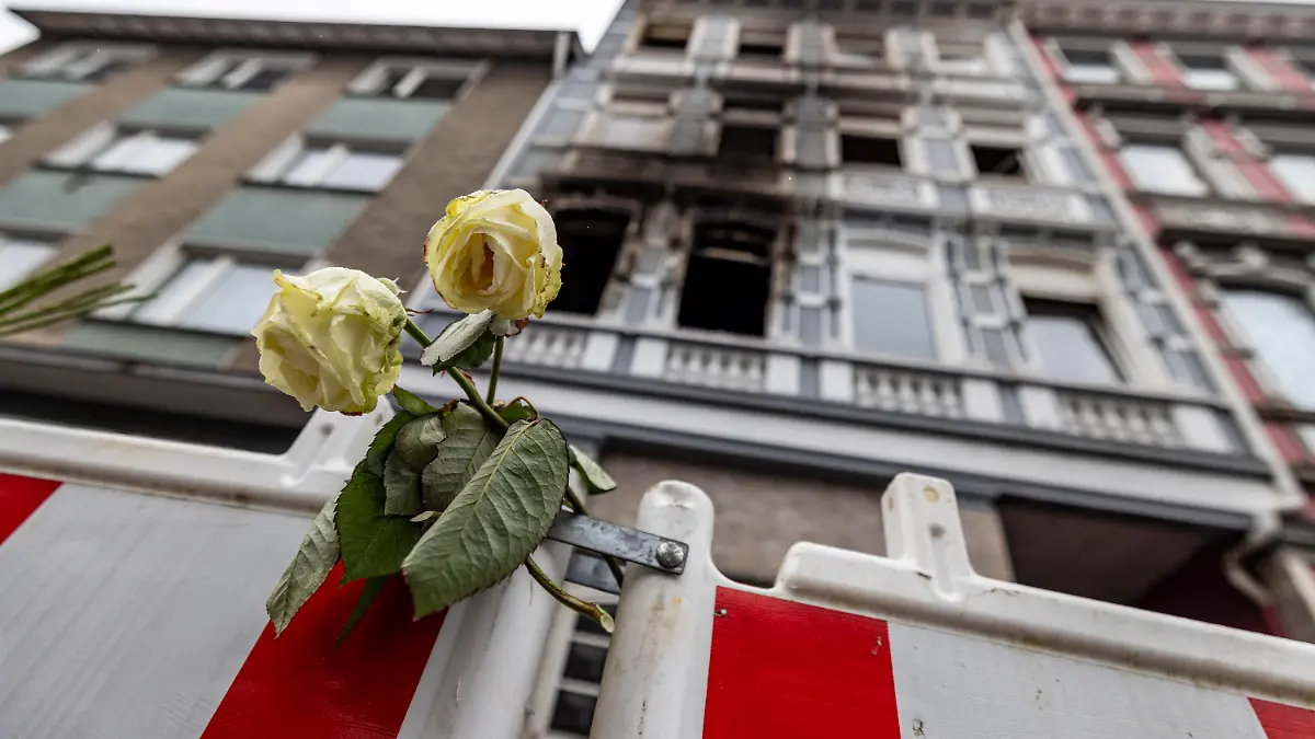 ARCHIV - 27.03.2024, Nordrhein-Westfalen, Wuppertal: Eine weiße Rose an einer Absperrbake vor dem Brandort in Solingen nach dem Pressestatement der Staatsanwaltschaft Wuppertal zum tödlichen Brand in Solingen. In dem Feuer waren vier Menschen ums Leben gekommen, mehrere wurden verletzt. (zu dpa: «Brand mit vier Toten in Solingen - Ermittlungen dauern an») Foto: Christoph Reichwein/dpa +++ dpa-Bildfunk +++