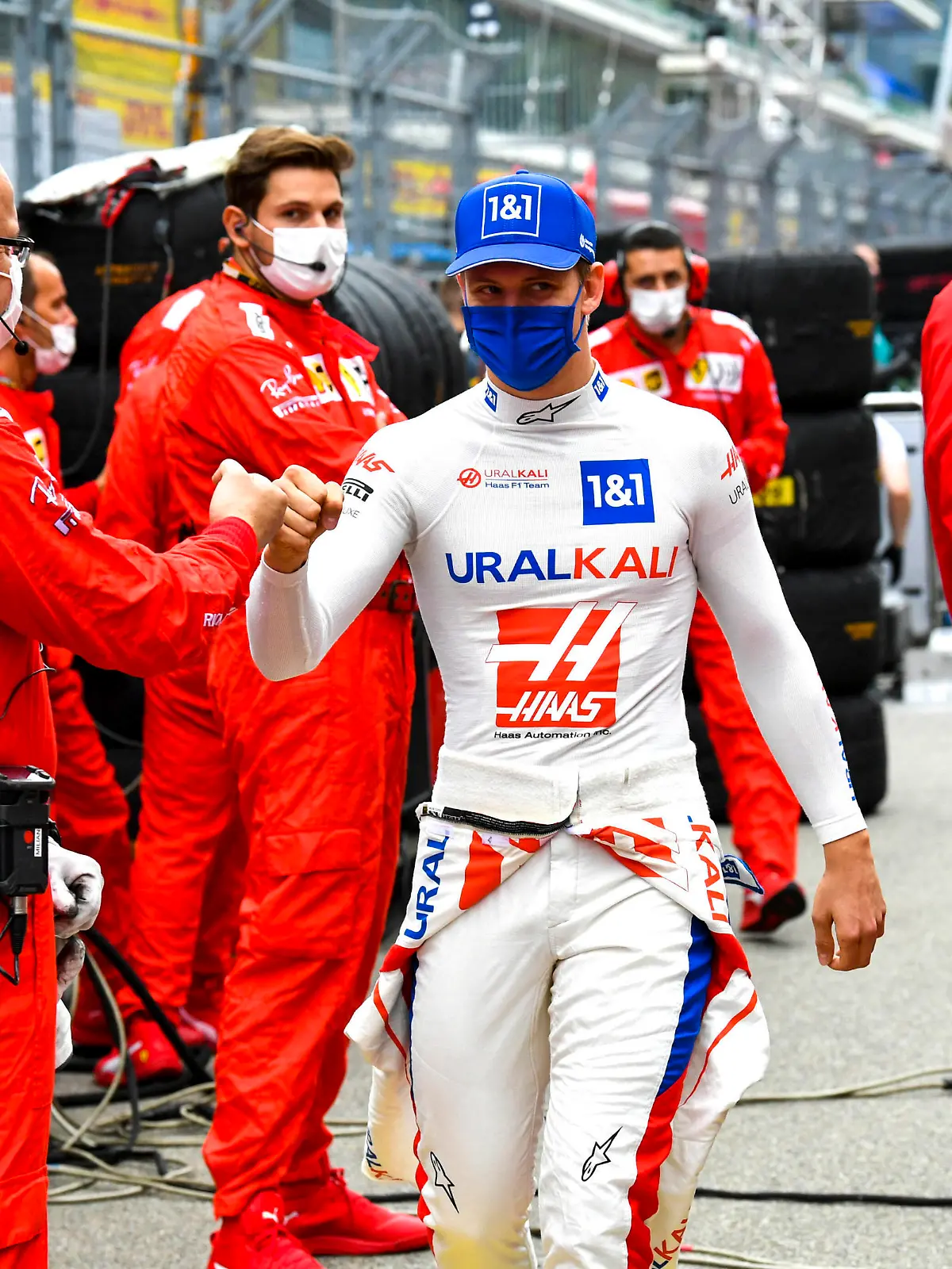  Formula 1 2021: Russian GP SOCHI AUTODROM, RUSSIAN FEDERATION - SEPTEMBER 26: Mick Schumacher, Haas F1, with Ferrari mechanics on the grid during the Russian GP at Sochi Autodrom on Sunday September 26, 2021 in Sochi, Russian Federation. Photo by Mark Sutton / Sutton Images Images PUBLICATIONxINxGERxSUIxAUTxHUNxONLY GP2115_113510MS2_1330a