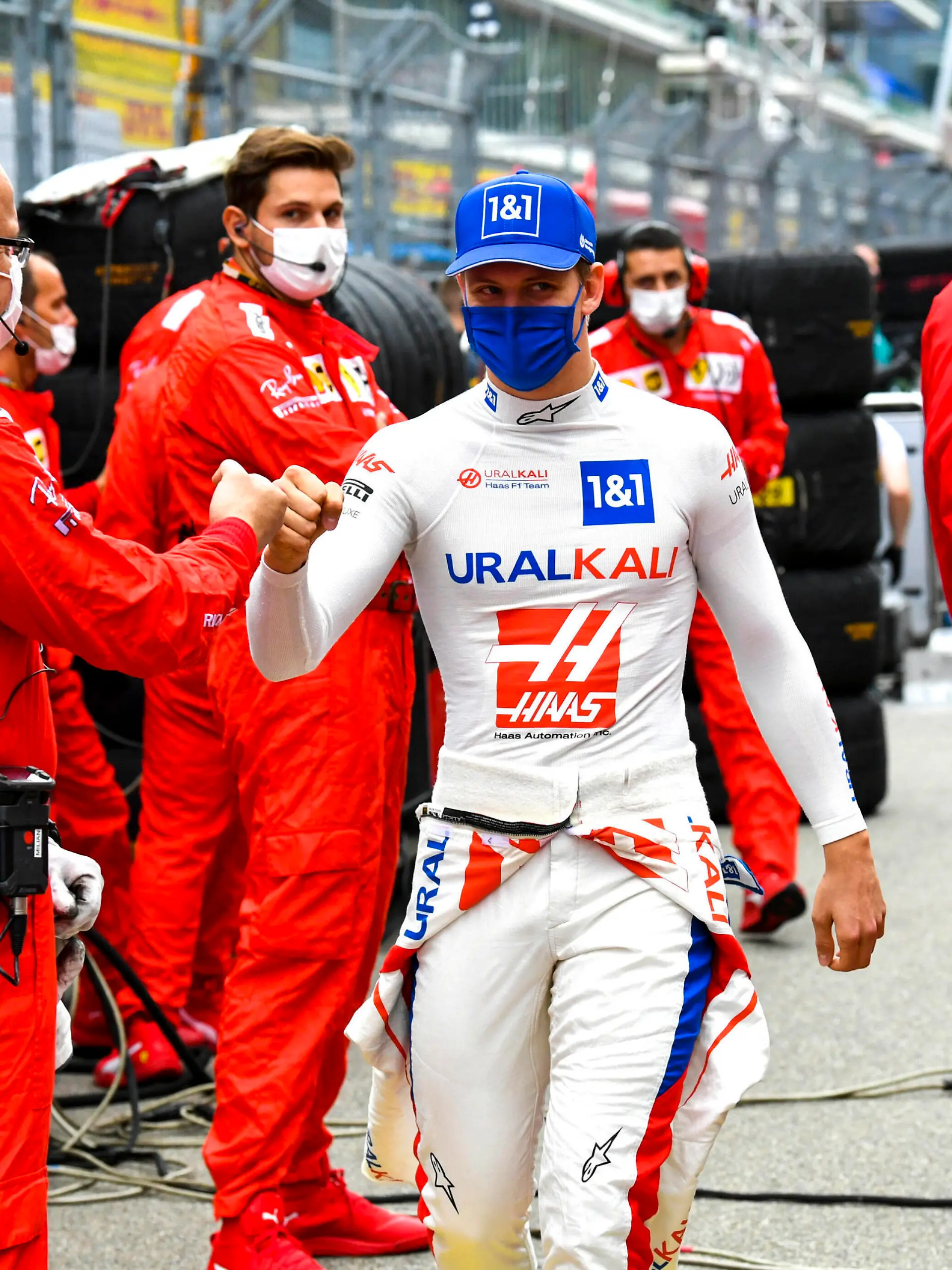  Formula 1 2021: Russian GP SOCHI AUTODROM, RUSSIAN FEDERATION - SEPTEMBER 26: Mick Schumacher, Haas F1, with Ferrari mechanics on the grid during the Russian GP at Sochi Autodrom on Sunday September 26, 2021 in Sochi, Russian Federation. Photo by Mark Sutton / Sutton Images Images PUBLICATIONxINxGERxSUIxAUTxHUNxONLY GP2115_113510MS2_1330a