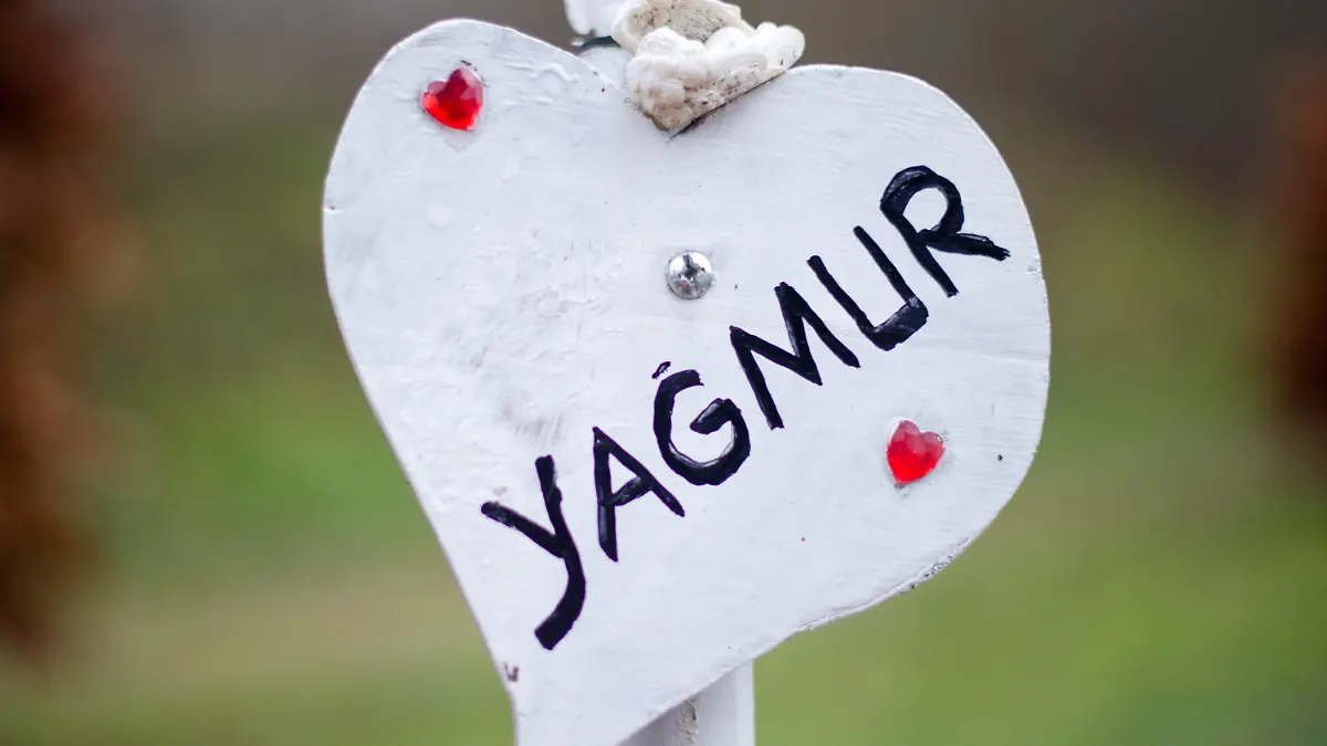 ARCHIV - 18.12.2014, Hamburg: Ein Herz aus Holz hängt 2014 auf dem Friedhof Öjendorf auf dem Grab der kleinen Yagmur. In Hamburg wird nun ein Kurzfilm gedreht, der auf dem Schicksal des Mädchens beruht. (zu dpa: «Dreharbeiten eines Kurzfilms über das Schicksal Yagmurs beginnen») Foto: picture alliance / Daniel Bockwoldt/dpa +++ dpa-Bildfunk +++