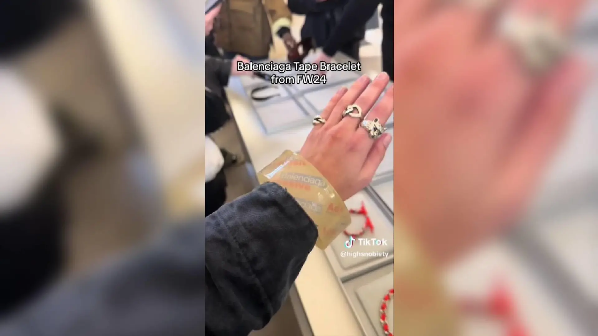Ein Video des Tiktok-Accounts @highsnobiety geht viral. Es zeigt ein Accessoire der diesjährigen Balenciaga-Herbst-Winter-Winter-Kollektion.