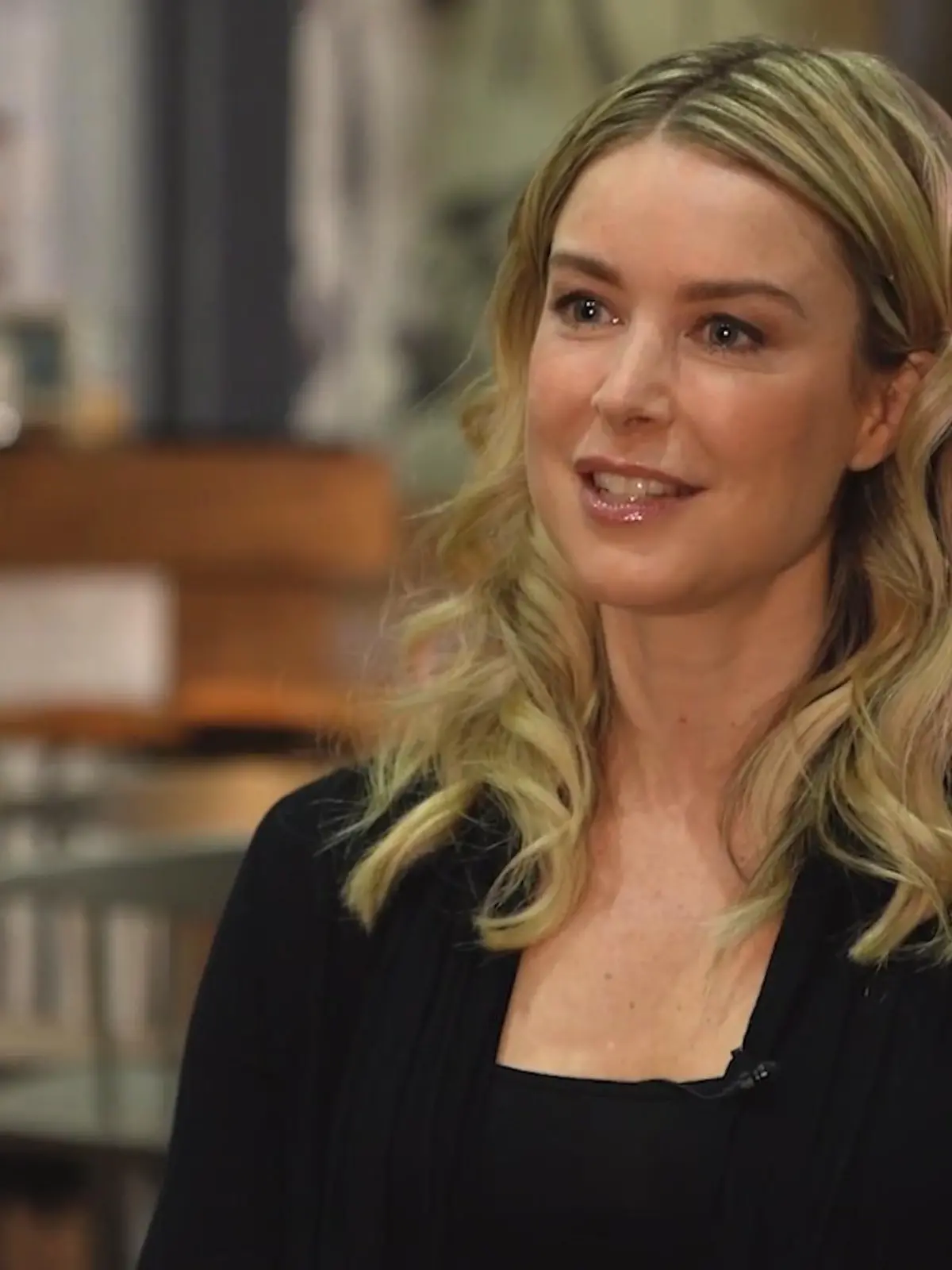 Schauspielerin Nina Ensmann besetzt eine neue Hauptrolle bei GZSZ: Jessica Reichelt. Warum taucht die im Kiez auf und wen sucht sie dort sofort auf? Im Video gibt's alle Details!