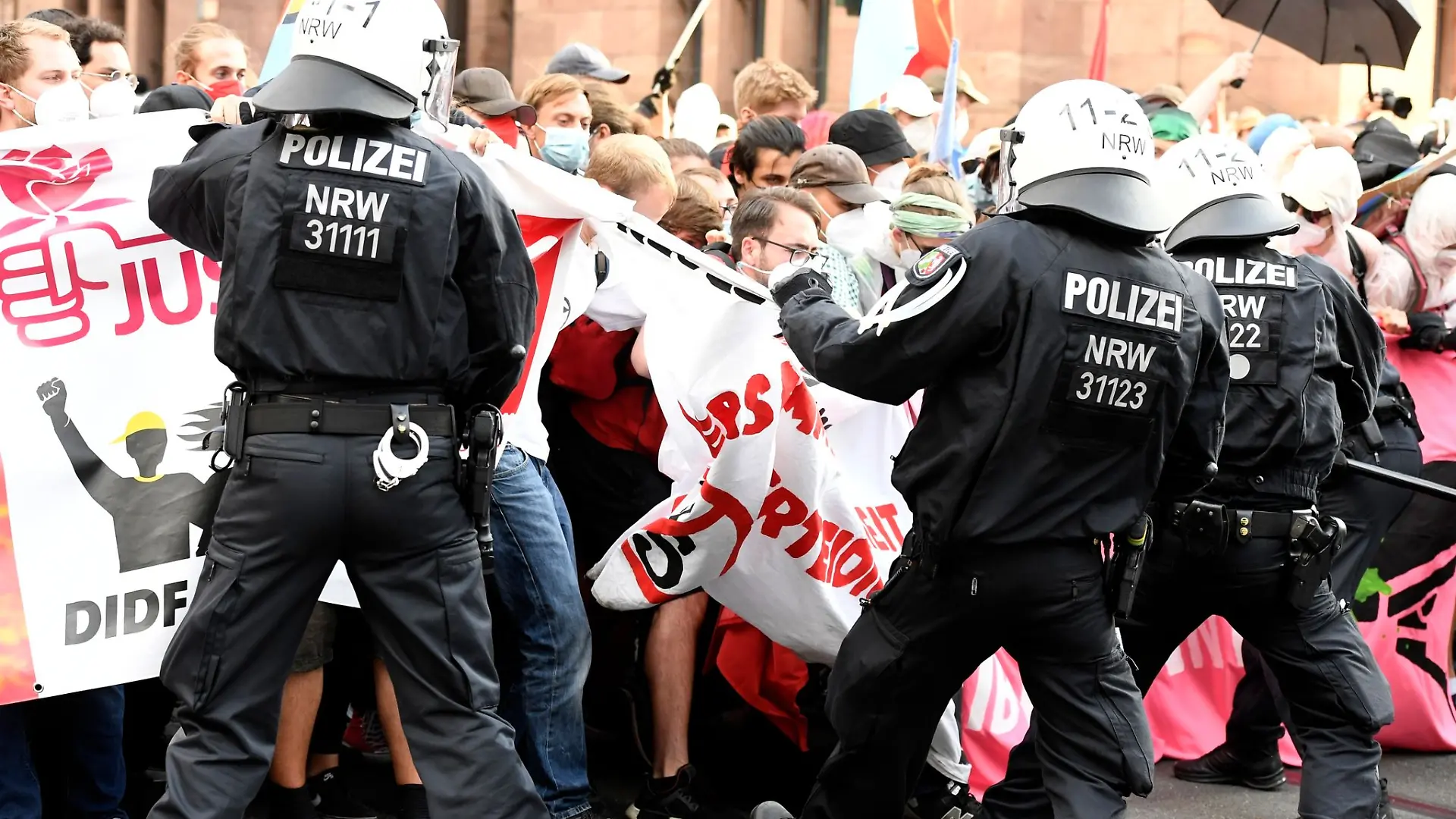 Polizisten kesseln einen Teil der Demonstranten ein.