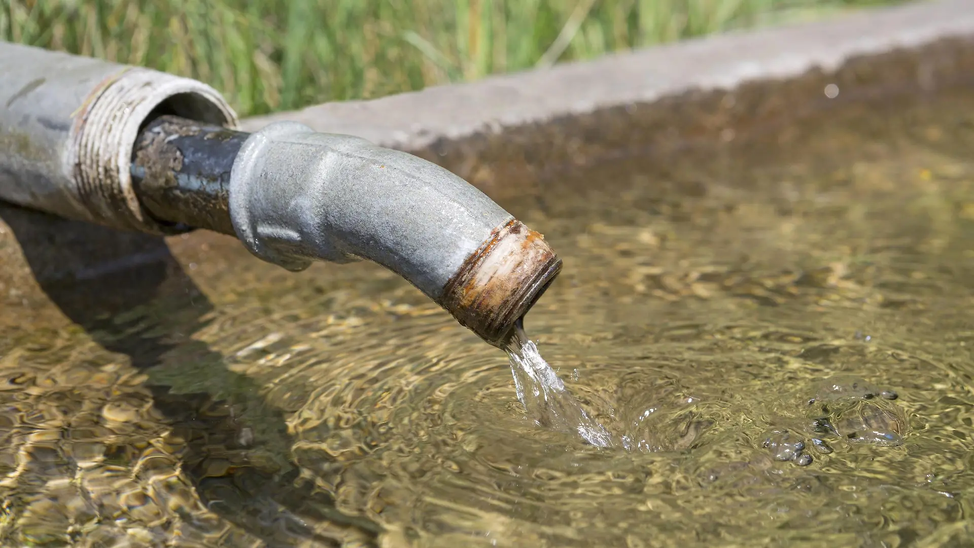 Quellwasser *** spring water PUBLICATIONxINxGERxSUIxAUTxHUNxONLY 1065514867