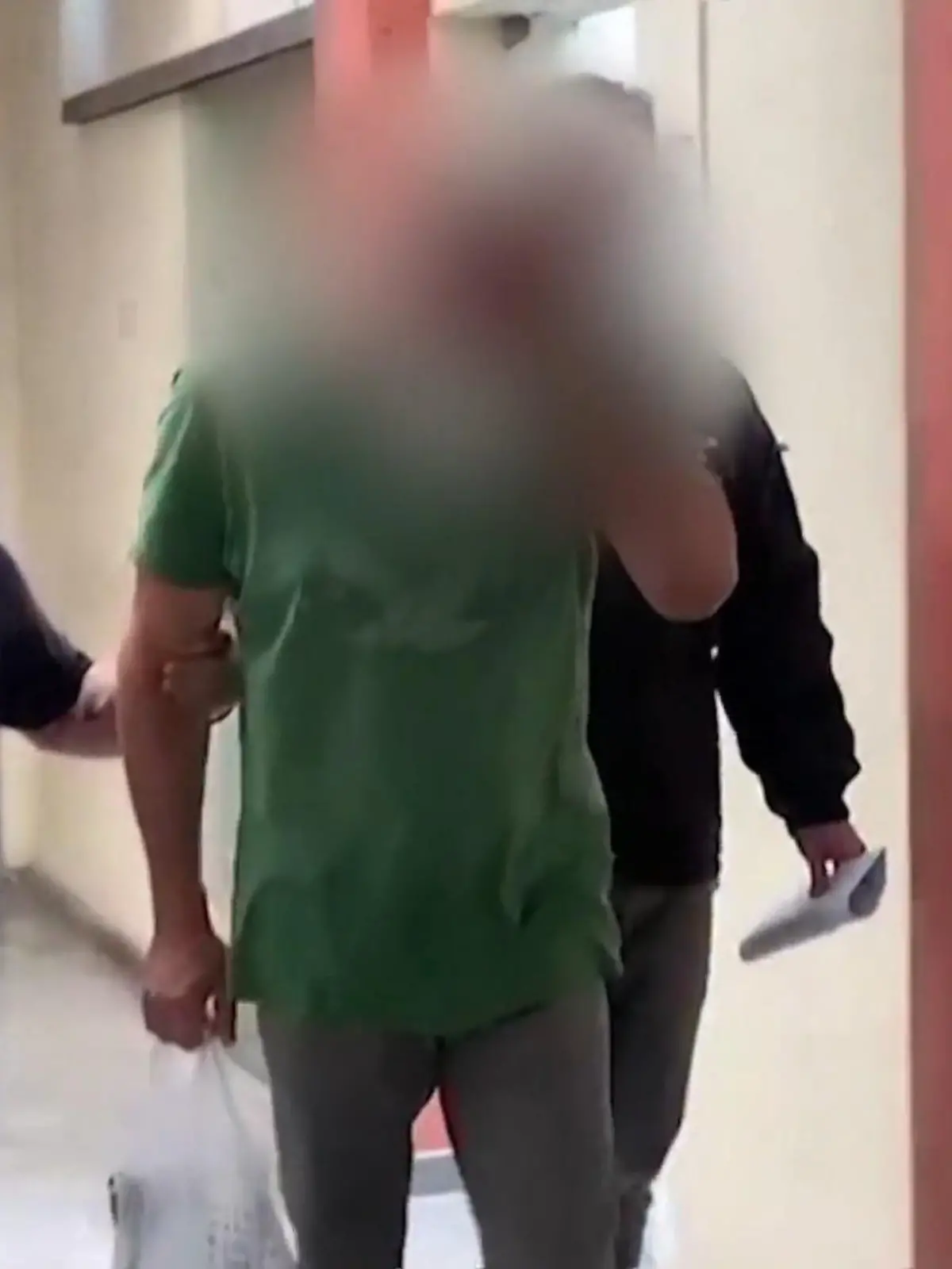 In Rio de Janeiro meldet ein deutscher Diplomat den Tod seines Ehemanns bei den Behörden. Dass dieser wie angegeben bei einem Unfall ums Leben kam, bezweifelt die Polizei nach einer Untersuchung der Leiche. Daraufhin gerät der Diplomat selbst unter Verdacht und wird festgenommen.