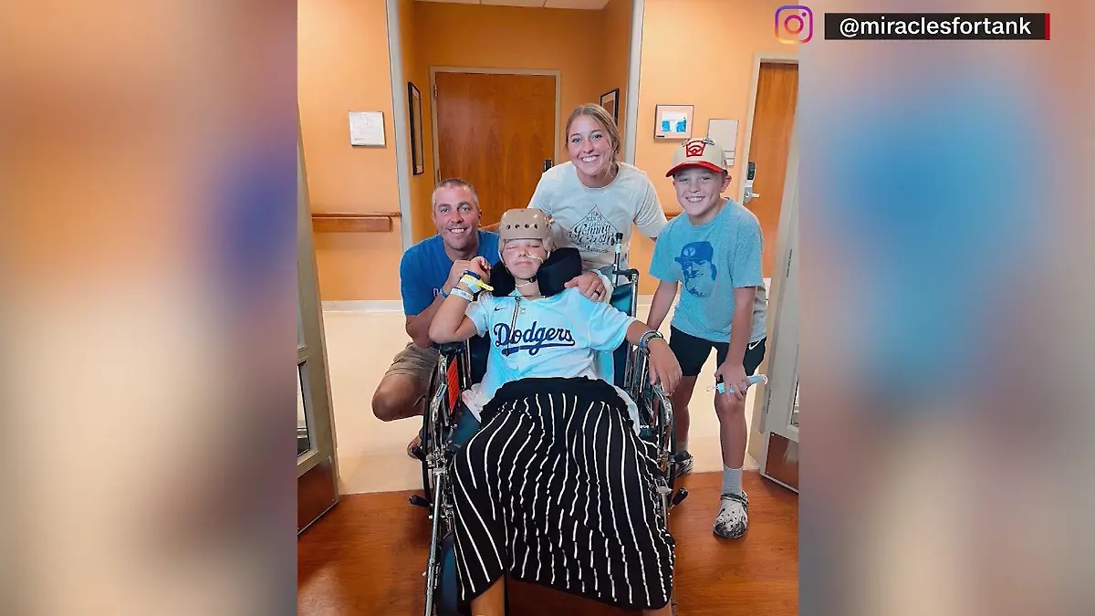 Der verletzte Little Leaguer Easton Oliverson erholt sich von seiner Operation und bekommt von seiner Familie Besuch im Krankenhaus.