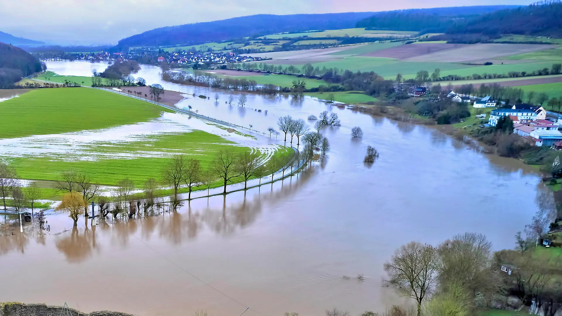 Hochwasser und Überschwemmungen der Weser im Weserbergland nach tagelangen starken Regenfällen. Polle, 25.12.2023 *** High water and flooding of the Weser in the Weserbergland after days of heavy rainfall Polle, 25 12 2023 Foto:xU.xStammx/xFuturexImagex hochwasser_weser_3234