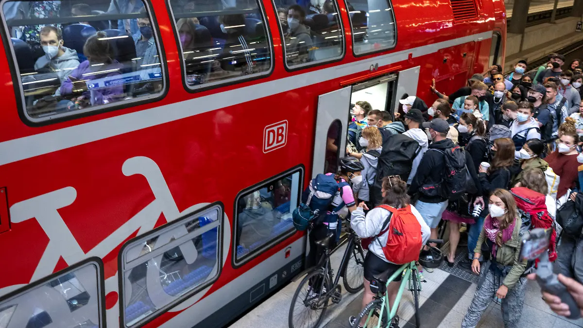 ARCHIV - 04.06.2022, Berlin: Zahlreiche Menschen, zum Teil mit Fahrrädern, steigen im Pfingstreiseverkehr am Hauptbahnhof in einen Regionalzug der Linie RE5 nach Rostock. In einigen Regionalzügen der Bahn ist auch an diesem Sonntag in Brandenburg und Berlin der Platz knapp geworden. Foto: Monika Skolimowska/dpa +++ dpa-Bildfunk +++