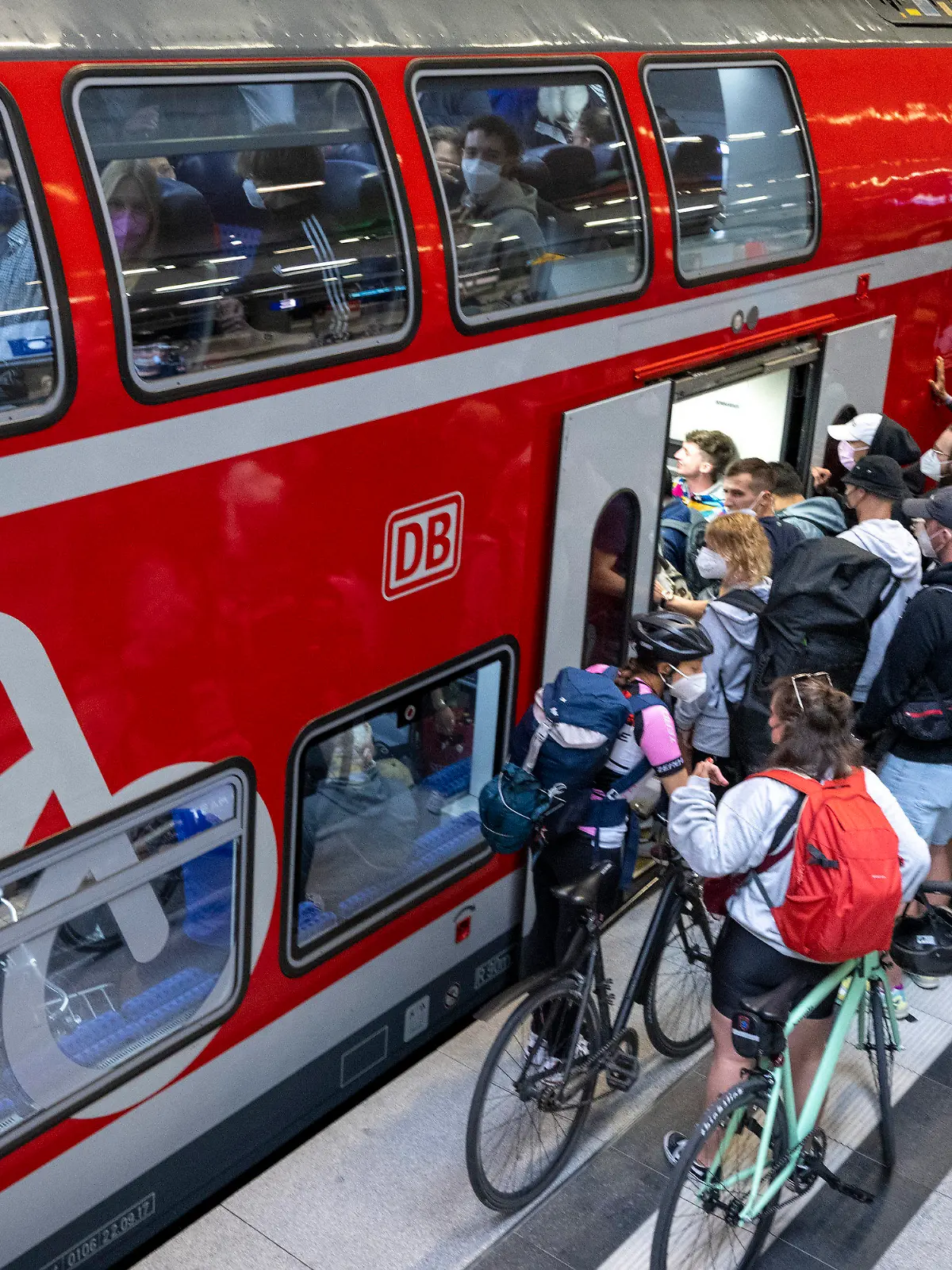 ARCHIV - 04.06.2022, Berlin: Zahlreiche Menschen, zum Teil mit Fahrrädern, steigen im Pfingstreiseverkehr am Hauptbahnhof in einen Regionalzug der Linie RE5 nach Rostock. In einigen Regionalzügen der Bahn ist auch an diesem Sonntag in Brandenburg und Berlin der Platz knapp geworden. Foto: Monika Skolimowska/dpa +++ dpa-Bildfunk +++
