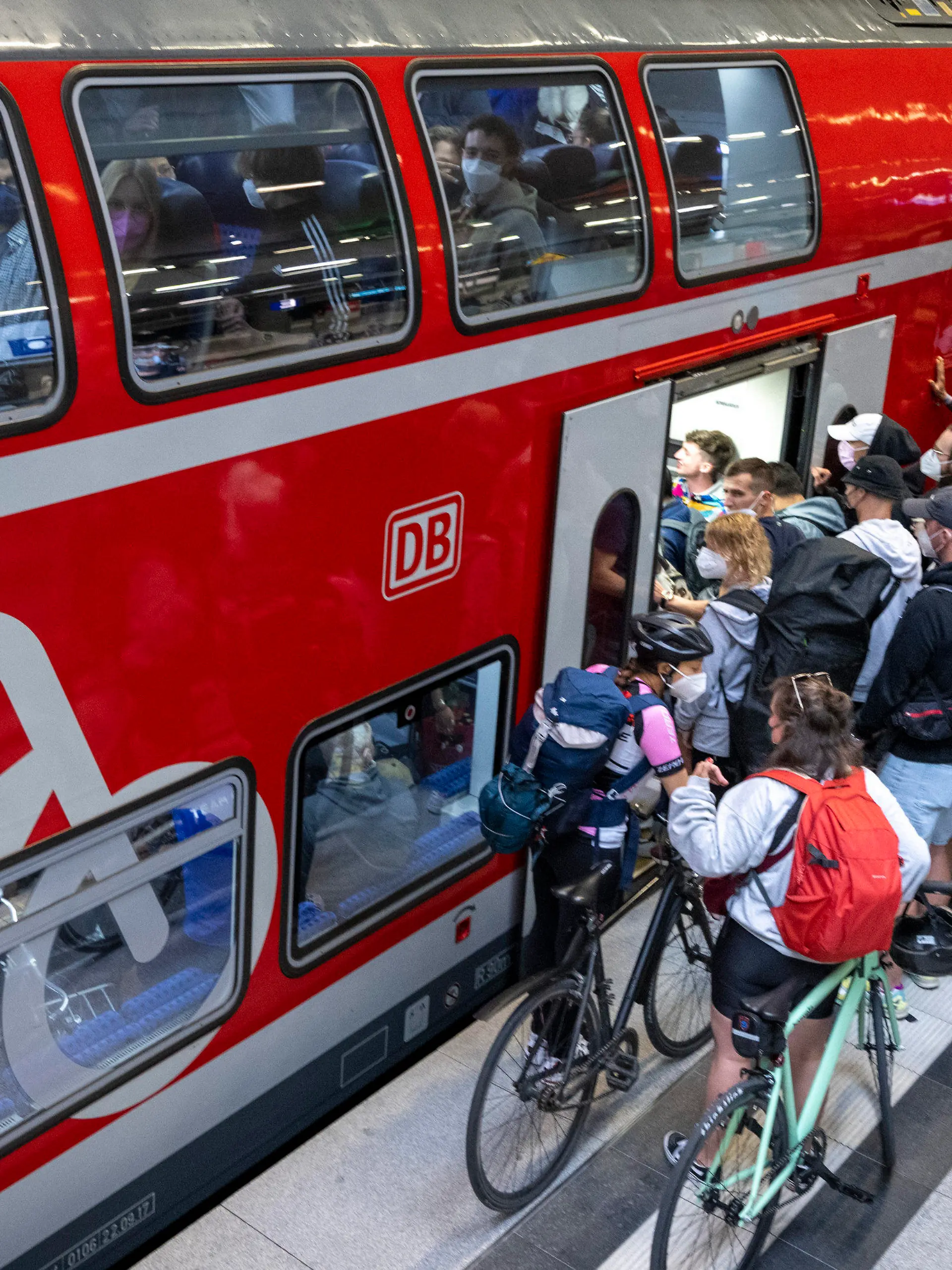 ARCHIV - 04.06.2022, Berlin: Zahlreiche Menschen, zum Teil mit Fahrrädern, steigen im Pfingstreiseverkehr am Hauptbahnhof in einen Regionalzug der Linie RE5 nach Rostock. In einigen Regionalzügen der Bahn ist auch an diesem Sonntag in Brandenburg und Berlin der Platz knapp geworden. Foto: Monika Skolimowska/dpa +++ dpa-Bildfunk +++