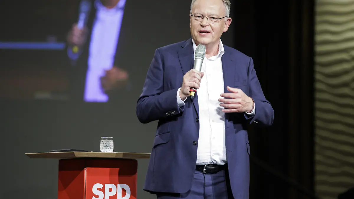 Stephan Weil, Ministerpraesident von Niedersachsen, aufgenommen beim Wahlkampfauftakt der SPD Niedersachsen in Cuxhaven, 26.08.2022. Cuxhaven Deutschland *** Stephan Weil, Minister President of Lower Saxony, taken at the campaign launch of the SPD Lower Saxony in Cuxhaven, 26 08 2022 Cuxhaven Germany Copyright: xJaninexSchmitz/photothek.dex 
