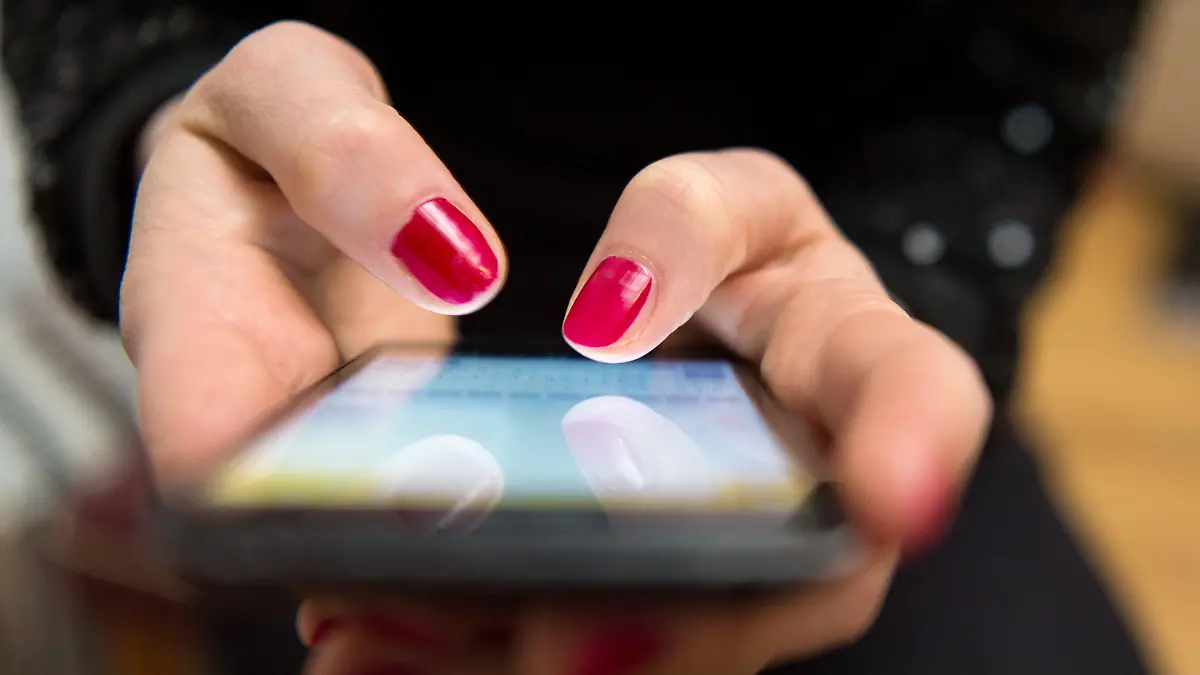 ARCHIV - 28.03.2017, NA, Berlin: Eine Frau tippt auf einem Smartphone. Am Smartphone verbringen Menschen in Deutschland einer Untersuchung zufolge mehrere Stunden am Tag. (zu dpa: «Umfrage: Junge Leute über drei Stunden am Smartphone») Foto: Sebastian Gollnow/dpa +++ dpa-Bildfunk +++