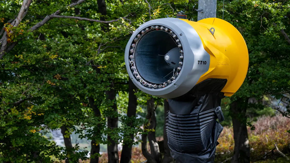 28.08.2022, Hessen, Willingen: Eine Schneekanone wartet am Abfahrtshang auf ihren Einsatz. In Hessens Skigebieten laufen die Planungen, wie angesichts der drohenden Energiekrise im Winter Energie eingespart werden kann. Die größten Energiefresser in Willingen sind die bis zu 1500 Meter langen Seilbahnen. Foto: David Inderlied/dpa +++ dpa-Bildfunk +++
