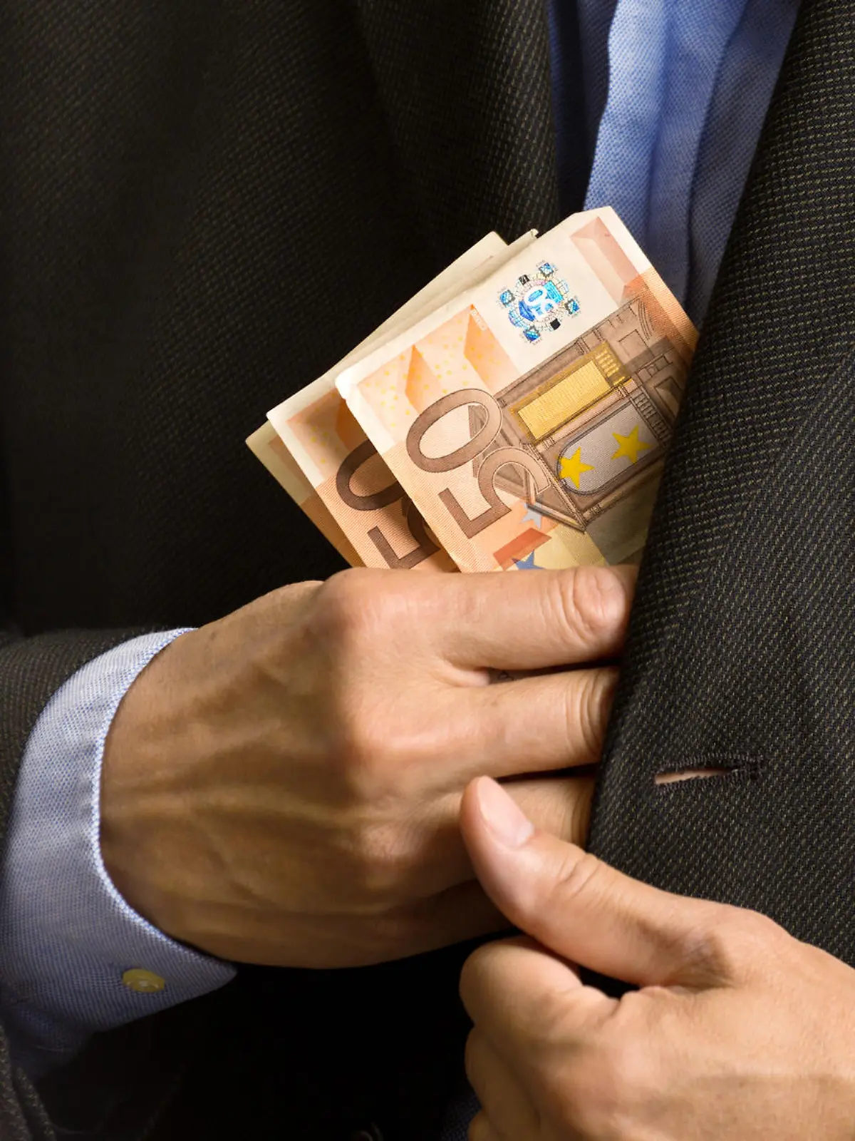 Vorsicht vor Betrug mit Festgeldkonten!

Wer gerade etwas Geld übrig hat und etwas sparen möchte, sollte jetzt genau aufpassen, wo er es anlegt: Die Kriminalpolizei warnt nämlich gerade vor einer Betrugsmasche mit Festgeldkonten. Da wird gerade mit ganz ordentlichen Zinsen gelockt. Wie die Masche funktioniert, könnt ihr euch im Video anschauen.