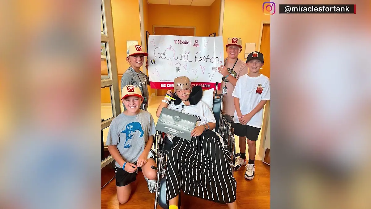 Easton Oliverson bekommt Krankenbesuch von seinen besten Freunden.