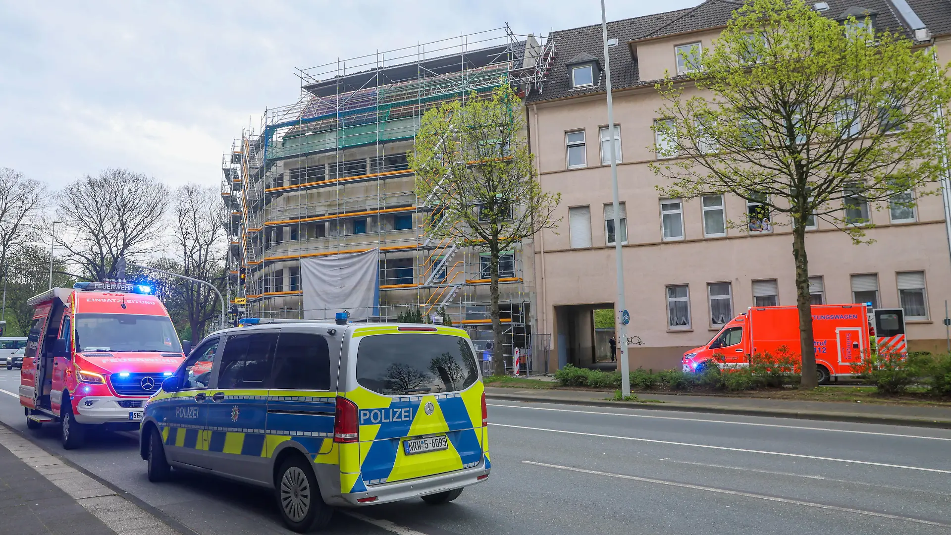 Machetenangriff in Solingen In einem Mehrfamilienhaus an der Straße Birkenweiher kam es am Montagnachmittag 08.04.2024 gegen 15:20 Uhr zu einem schweren Angriff. Ein 44 jähriger Solinger war schwerstverletzt in ein Krankenhaus eingeliefert worden, zuvor war er offenbar mit einem Messerähnlichen Gegenstand niedergestochen worden. Er erlitt schwerste Kopfverletzungen. Augenzeugen berichteten von einer Machete. Der Täter flüchtete zunächst, ein möglicher Tatverdächtiger konnte etwa nach einer Stunde vorläufig festgenommen werden. Solingen, Birkenweiher Deutschland *** Machete attack in Solingen There was a serious attack in an apartment building on Birkenweiher street on Monday afternoon 08 04 2024 at around 15 20 hrs A 44-year-