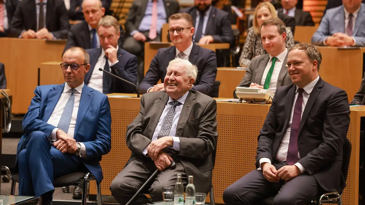 Friedrich Merz (l-r), Bernhard Vogel und Mario Voigt sitzen beim Festakt aus Anlass „30 Jahre CDU-Fraktion im Thüringer Landtag” sowie des 90. Geburtstages von Bernhard Vogel nebeneinander.