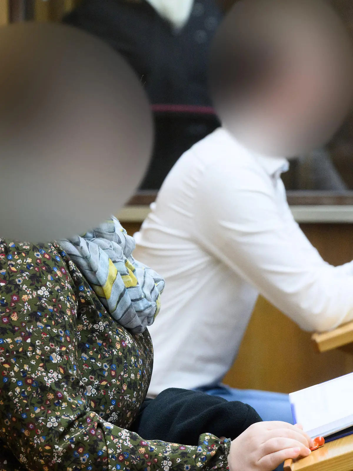 ARCHIV - 06.02.2024, Niedersachsen, Hannover: Die Angeklagten sitzen beim Prozessauftakt im Landgericht Hannover. Weil er versucht haben soll, seine anderthalbjährige Tochter mit Quecksilber zu vergiften, steht seit Dienstag ein 30-Jähriger vor dem Landgericht Hannover. Mit angeklagt ist eine 34-Jährige, die zum Tatzeitpunkt im Juli 2023 die Lebensgefährtin des Mannes war. Den beiden wird gemeinschaftlicher versuchter Mord vorgeworfen. (zu dpa: «Urteil im Prozess um Mordversuch an Tochter mit Quecksilber erwartet») Foto: Julian Stratenschulte/dpa +++ dpa-Bildfunk +++