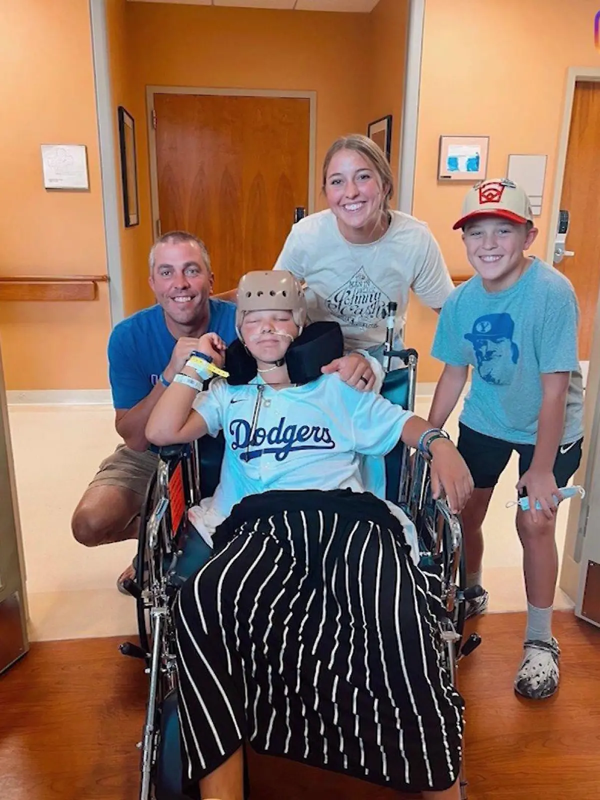 Easton Oliverson bekommt Krankenbesuch von seinen besten Freunden.