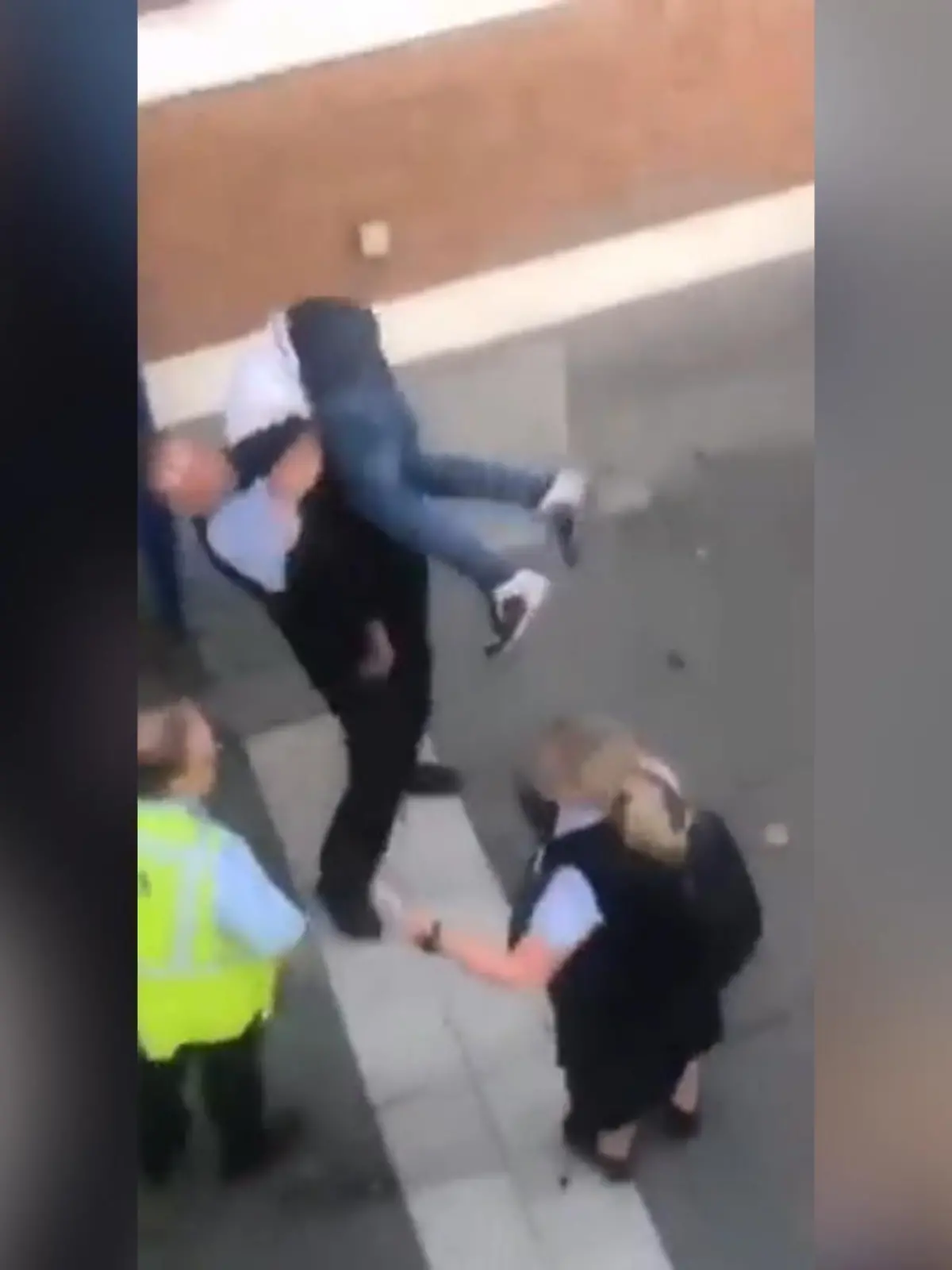 In der niederländischen Stadt Hoorn hat ein Schaffner einen jungen Mann in die Luft gehoben und heftig zu Boden geworfen. Das zeigen Video-Aufnahmen. In dem Video ist zudem zu sehen, wie der Mitarbeiter den Mann schlägt, ein Sicherheitsbeamter tritt zudem nach ihm. In den Niederlanden gingen die Szenen, die vor dem Bahnhof der Stadt gefilmt wurden, viral.