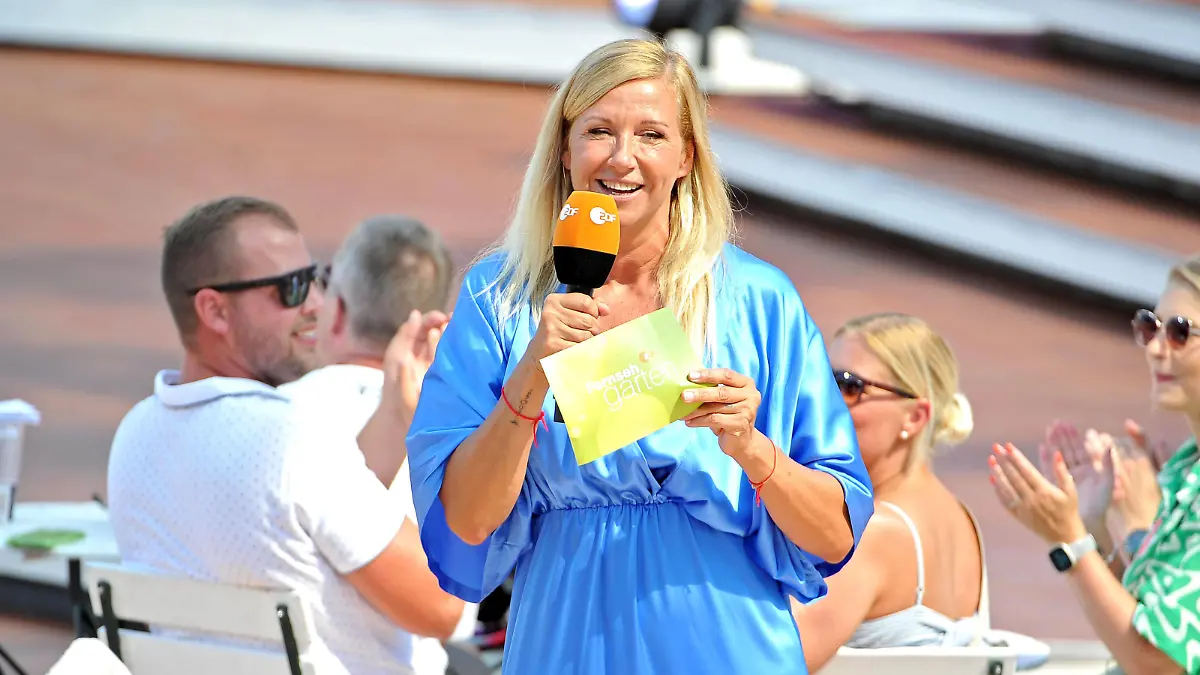 Entertainment Themen der Woche KW32 Entertainment Bilder des Tages ZDF - Fernsehgarten. Moderatorin Andrea Kiwi Kiewel während der ZDF - Unterhaltungsshow Fernsehgarten am 14.08.2022 in Mainz. 20220814MWI38859 *** ZDF Fernsehgarten host Andrea Kiwi Kiewel during the ZDF entertainment show Fernsehgarten on 14 08 2022 in Mainz 20220814MWI38859