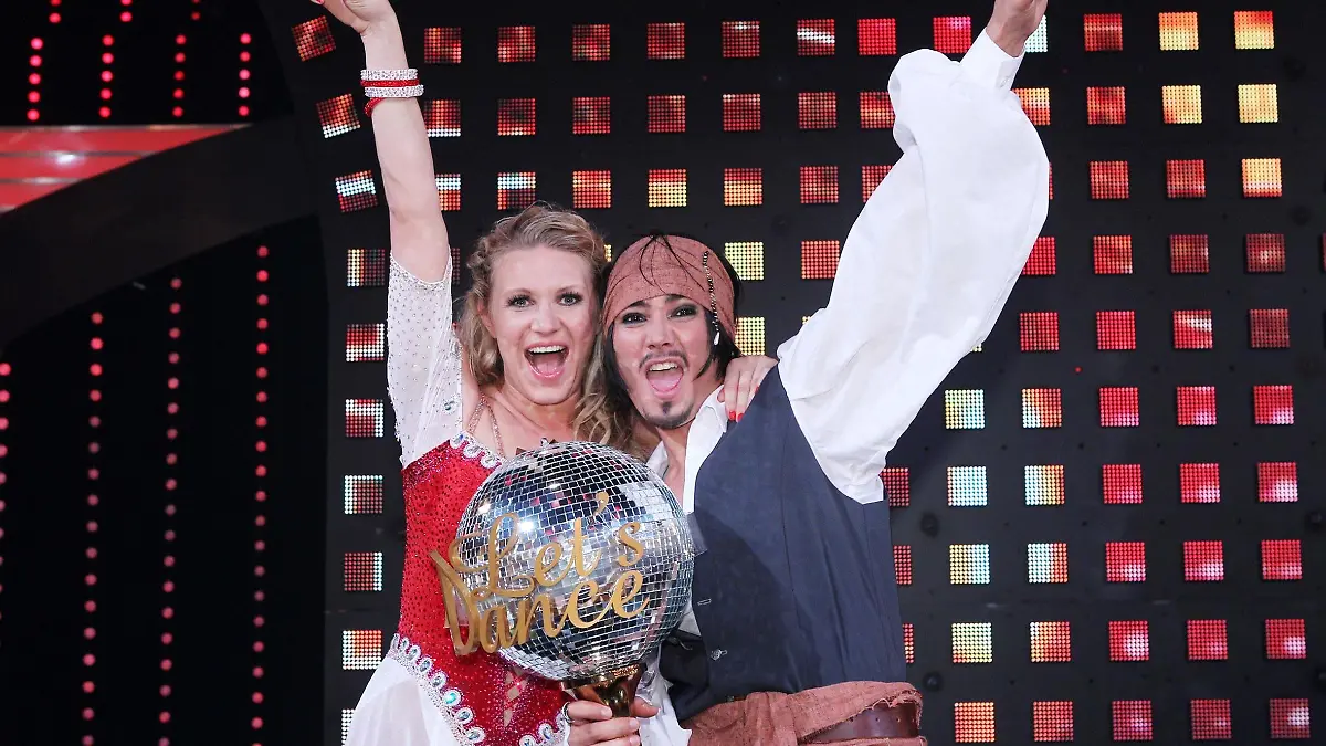 Die Entscheidung: Magdalena Brzeska wird mit ihrem Tanzpartner Erich Klann "Dancing Star 2012". Verwendung der Bilder für Online-Medien ausschließlich mit folgender Verlinkung: "Alle Infos zu "Let´s Dance" im Special bei RTL.de: http://www.rtl.de/cms/sendungen/lets-dance.html