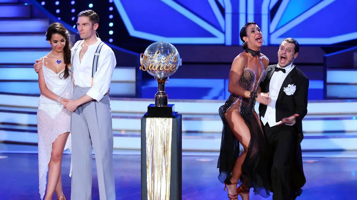 Die Entscheidung: Manuel Cortez (r.) wird mit seiner Tanzpartnerin Melissa Ortiz-Gomez "Dancing Star 2013" Sila Sahin (l.) und Christian Polanc belegen den zweiten Platz.       Verwendung der Bilder für Online-Medien ausschließlich mit folgender Verlinkung: "Alle Infos zu "Let´s Dance" im Special bei RTL.de: www.rtl.de/cms/sendungen/lets-dance.html