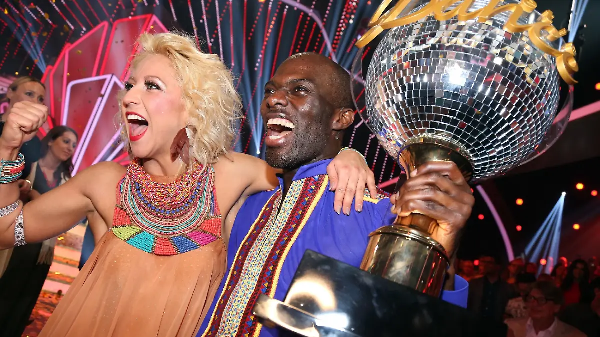 Hans Sarpei mit Tanzpartnerin Kathrin Menzinger ist 'Dancing Star 2015'    Verwendung der Bilder für Online-Medien ausschließlich mit folgender Verlinkung: 'Alle Infos zu 'Let's Dance' im Special bei RTL.de: http://www.rtl.de/cms/sendungen/show/lets-dance.html