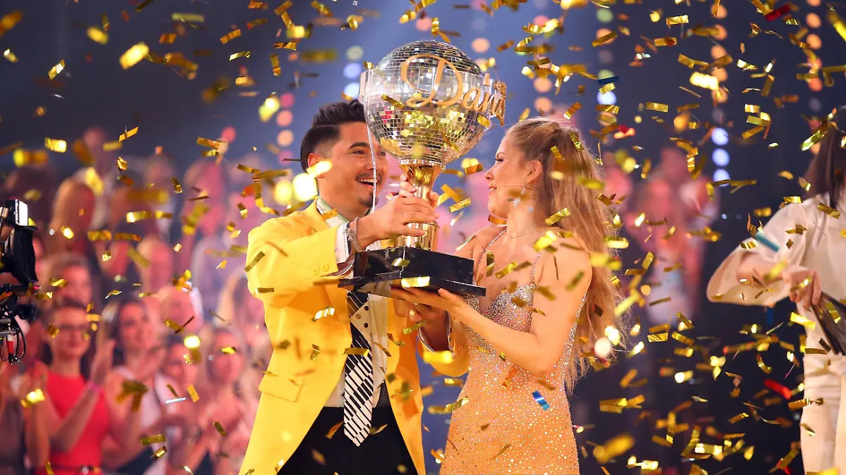 Victoria Swarovski mit Tanzpartner Erich Klann ist "Dancing Star 2016"    Verwendung der Bilder für Online-Medien ausschließlich mit folgender Verlinkung:'Alle Infos zu 'Let's Dance' im Special bei RTL.de: http://www.rtl.de/cms/sendungen/lets-dance.html