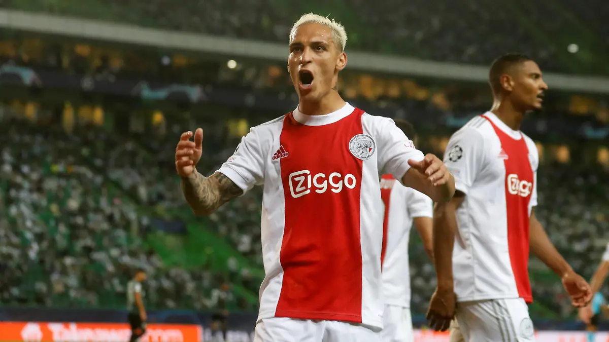 FILE PHOTO: Soccer Football - Champions League - Group C - Sporting Lisbon v Ajax - Jose Alvalade Stadium, Lisbon, Portugal - September 15, 2021 Ajax's Antony celebrates celebrates their fifth goal, scored by Sebastien Haller REUTERS/Pedro Nunes/File Photo