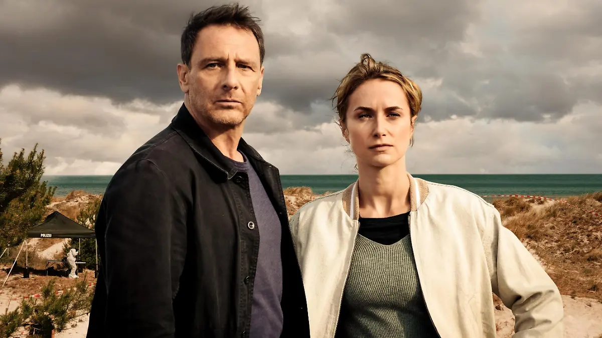 Tjark Wolf (Hendrik Duryn) und Femke Folkmer (Pia Barucki).

+++ Die Verwendung des sendungsbezogenen Materials ist nur mit dem Hinweis und Verlinkung auf RTL+ gestattet. +++