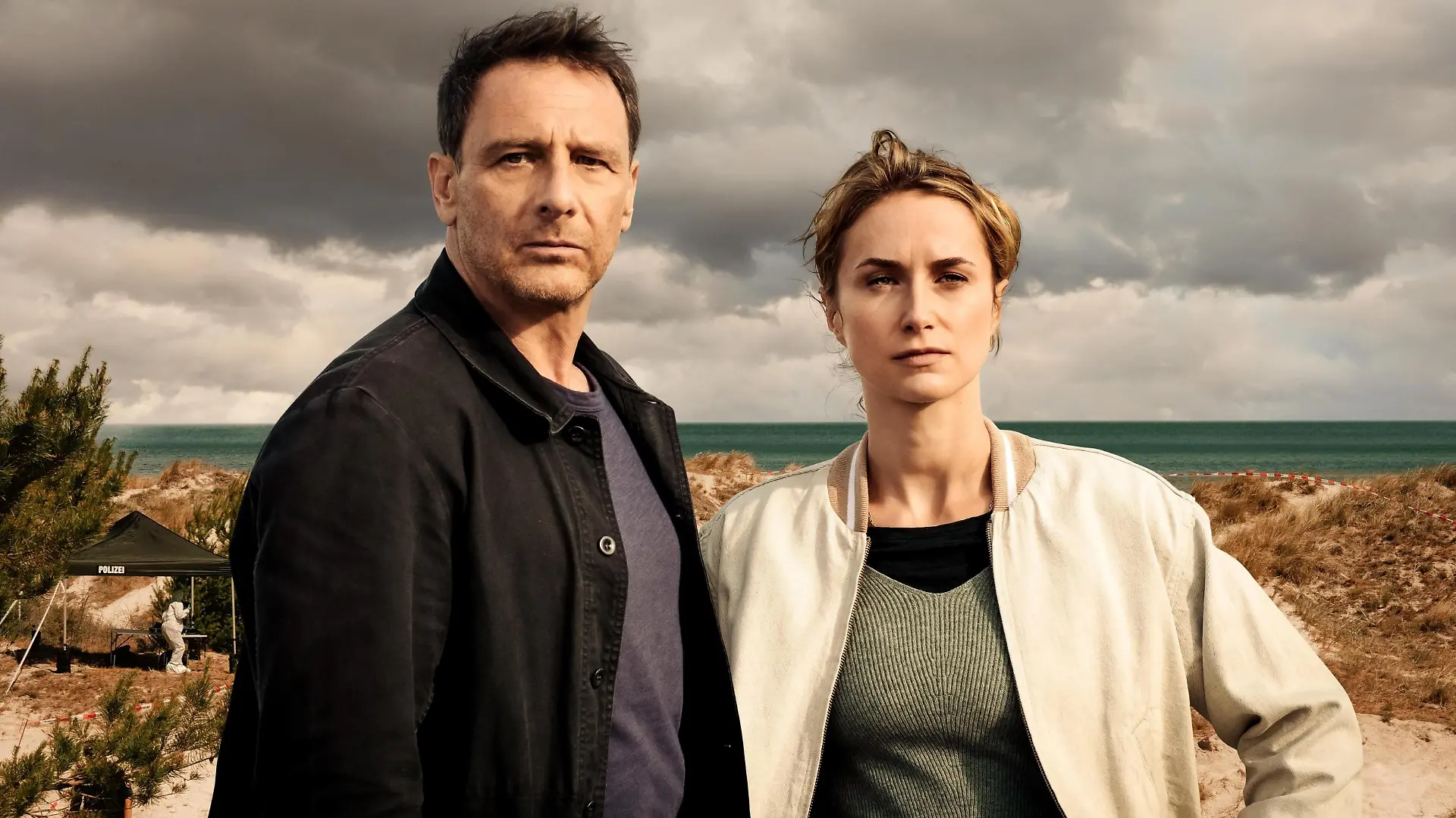 Tjark Wolf (Hendrik Duryn) und Femke Folkmer (Pia Barucki).
+++ Die Verwendung des sendungsbezogenen Materials ist nur mit dem Hinweis und Verlinkung auf RTL+ gestattet. +++