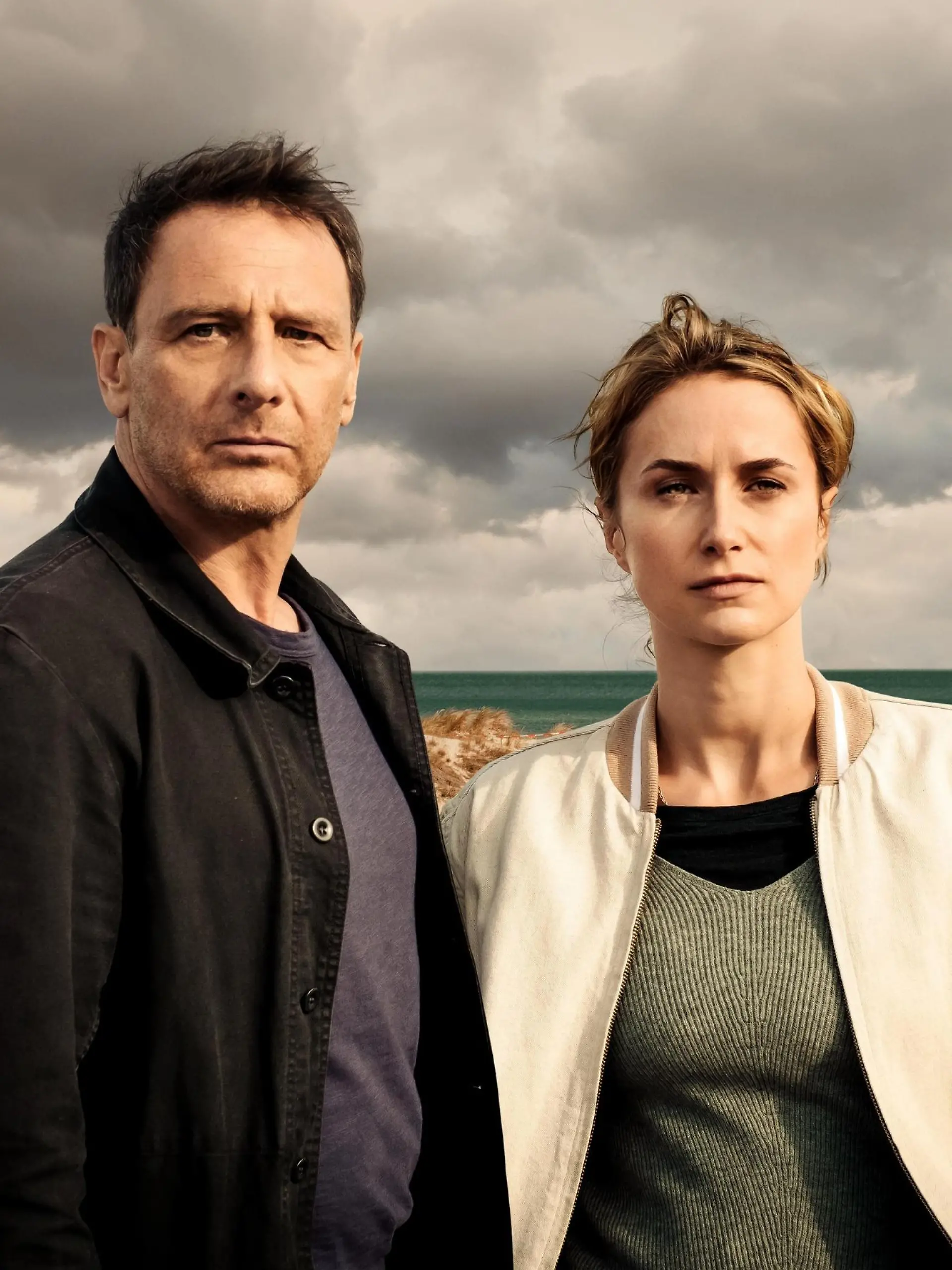 Tjark Wolf (Hendrik Duryn) und Femke Folkmer (Pia Barucki).
+++ Die Verwendung des sendungsbezogenen Materials ist nur mit dem Hinweis und Verlinkung auf RTL+ gestattet. +++