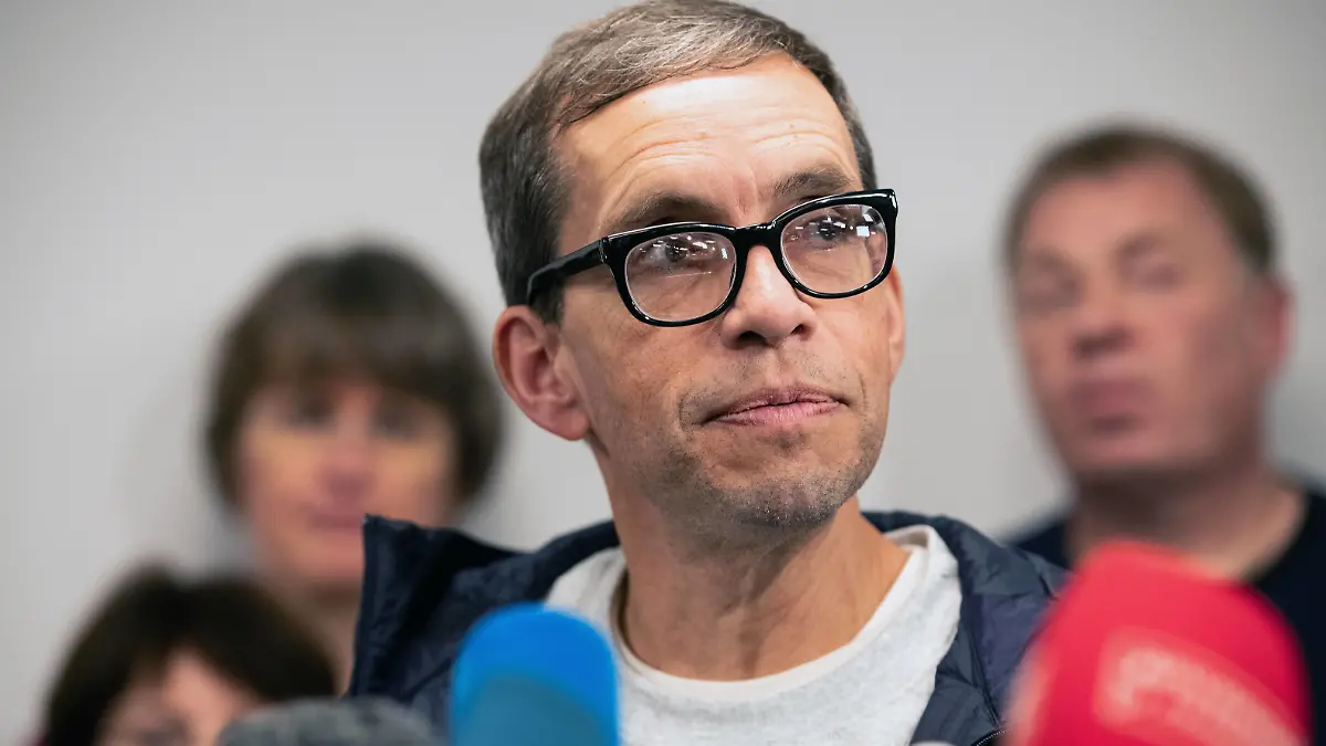 Ankunft von Jens Söring 17.12.2019 Frankfurt x1x Flughafen Frankfurt Airport - Ankunft von Jens Söring 53, der in den Vereinigten Staaten wegen Doppelmordes 33 Jahre im Gefängnis eingesperrt war. Frankfurt Frankfurt Hessen Germany *** Arrival of Jens Söring 17 12 2019 Frankfurt x1x Frankfurt Airport Arrival of Jens Söring 53 , who was imprisoned for 33 years in the United States for double murder Frankfurt Frankfurt Hessen Germany 