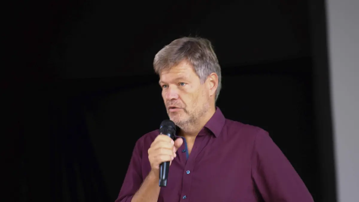Flensburg, Schleswig-Holstein: Grüner GRÜNER Programmtag zur Kommunalwahl 2023 Dr. Robert Habeck, deutscher Politiker Bündnis 90/Die Grünen, Vizekanzler sowie Bundesminister für Wirtschaft und Klimaschutz im Kabinett Scholz. Hier: Rede auf einer Veranstaltung seiner Partei in Flensburg. Aufnahme vom 27.08.2022, Flensburg, Ostseeschule, Flensburg Mürwik, *** Flensburg, Schleswig Holstein Green GREEN program day for local elections 2023 Dr Robert Habeck, German politician Bündnis 90 Die Grünen , Vice Chancellor as well as Federal Minister for Economic Affairs and Climate Protection in the cabinet Scholz Here speech at an event of his party in Flensburg recording of 27 08 2022, Flensburg, Ostseeschule, Flensburg Mürwik,