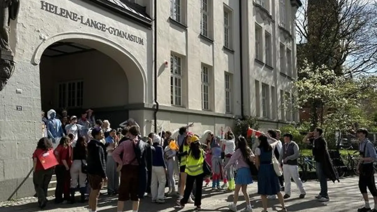 Verkleidete Schüler und Schülerinnen vorm Helene-Lange-Gymnasium in Hamburg-Eimsbüttel