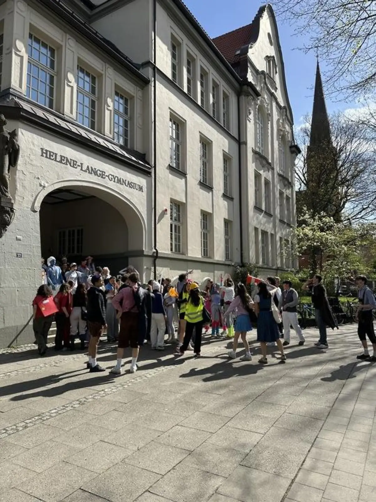 Verkleidete Schüler und Schülerinnen vorm Helene-Lange-Gymnasium in Hamburg-Eimsbüttel
