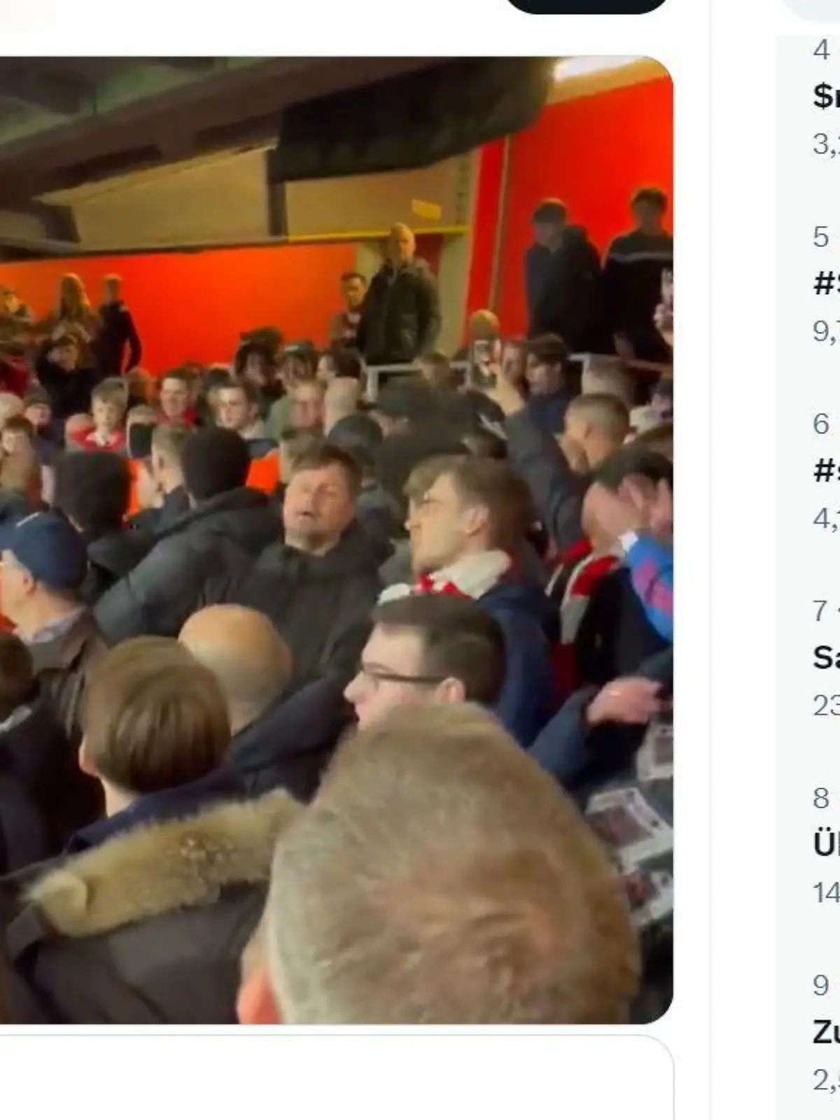 Ein Fußballfan schlägt auf einen anderen ein