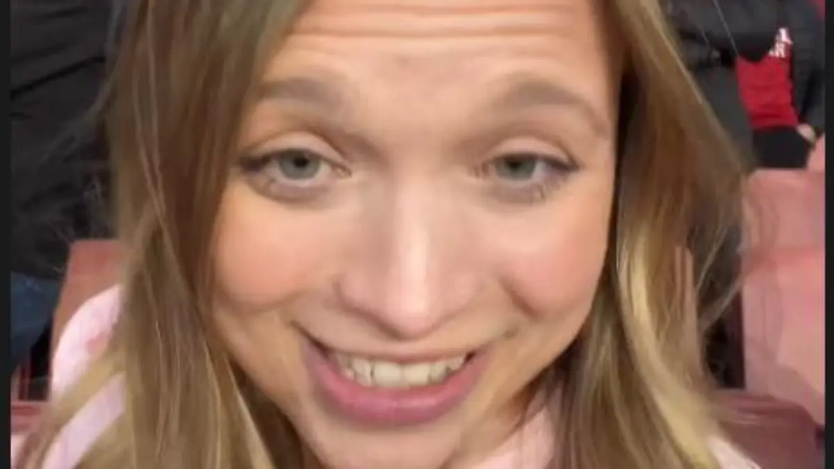 Influencerin Lisa Küppers im Emirates Stadion